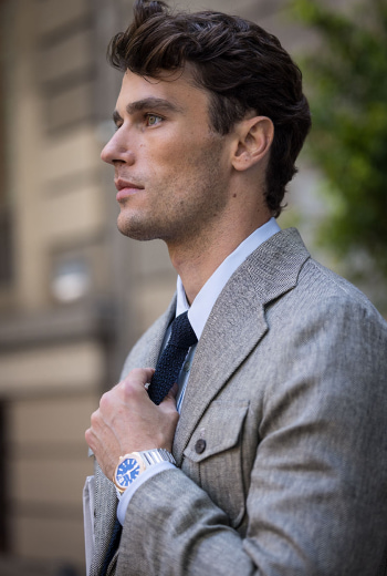 Mujer usando falda negra y suéter amarillo