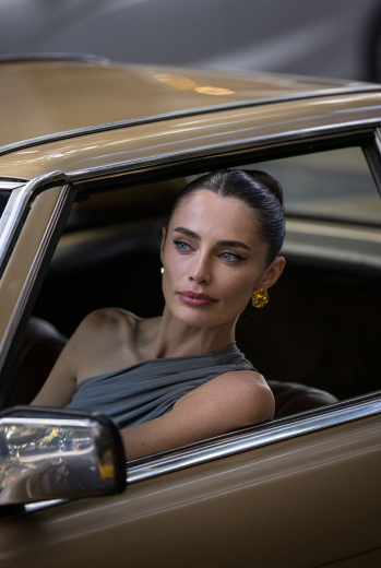 Mujer usando falda negra y suéter amarillo