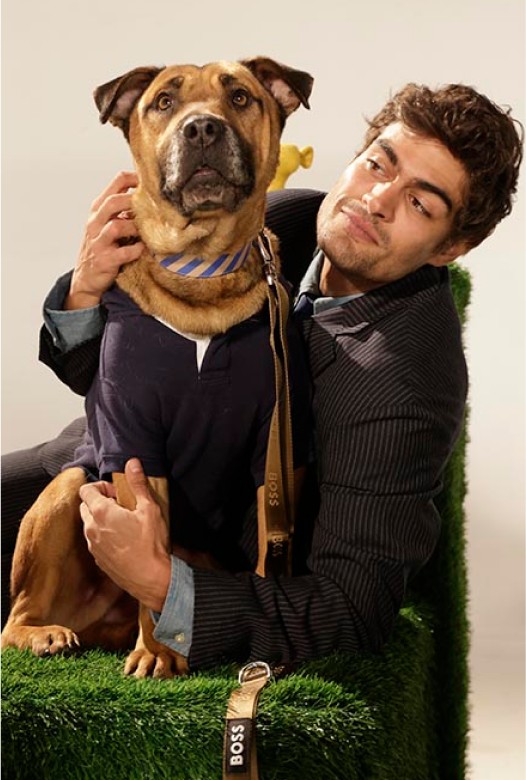 Mujer usando traje rojo