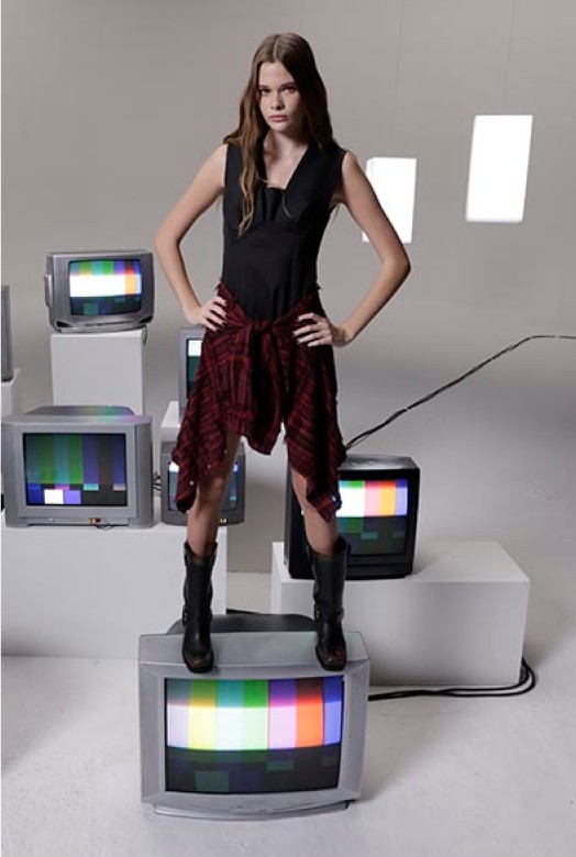 Mujer usando traje rojo