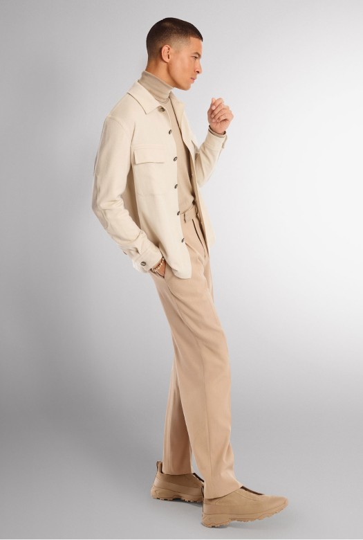 Hombre usando panatalón café