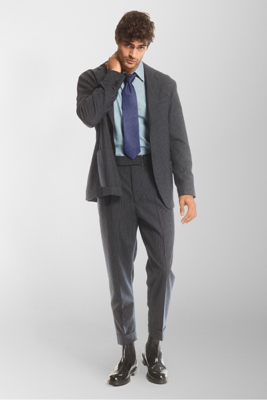 Hombre usando traje gris