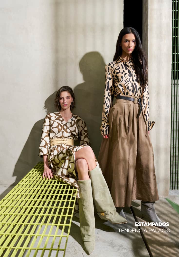 Imagen de dos mujeres, llevan ropa color cafe con estampado 
