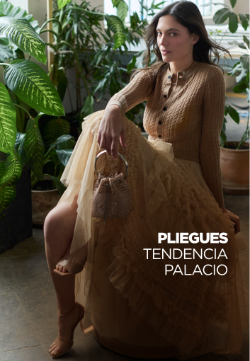 Mujer usando sueter color cafe y falda cafe claro larga con olanes