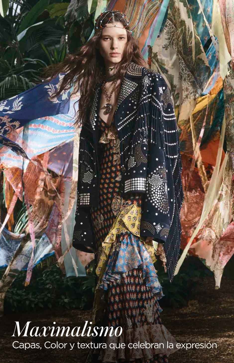 Imagen de una mujer, usando ropa echa de varias telas 