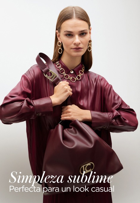 Imagen de una mujer usando ropa y un bolso color vino