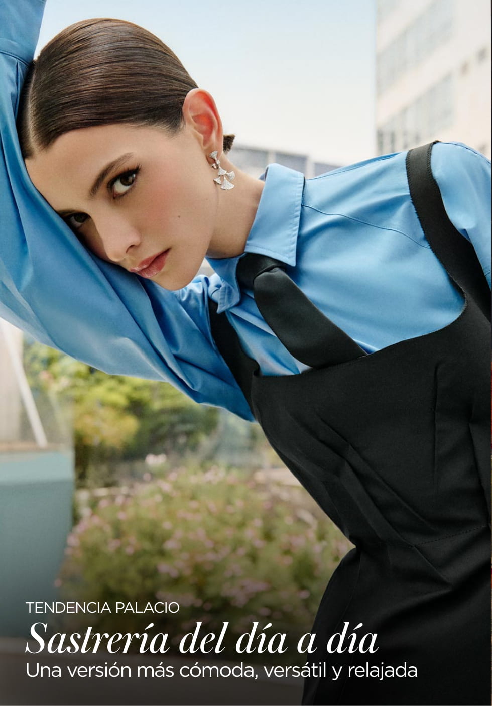 Imagen de una mujer, llevan ropa color azul con negro 