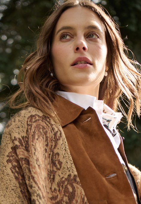 Imagen de una mujer, usando ropa de color marron