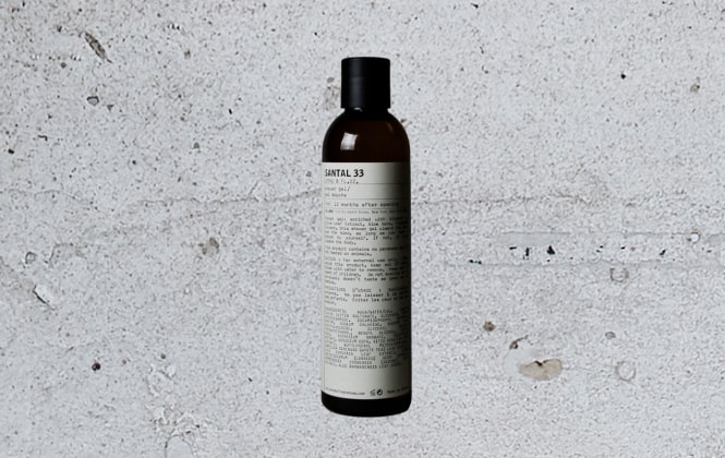 Mujer sosteniendo frasco de smart repair de CLINIQUE