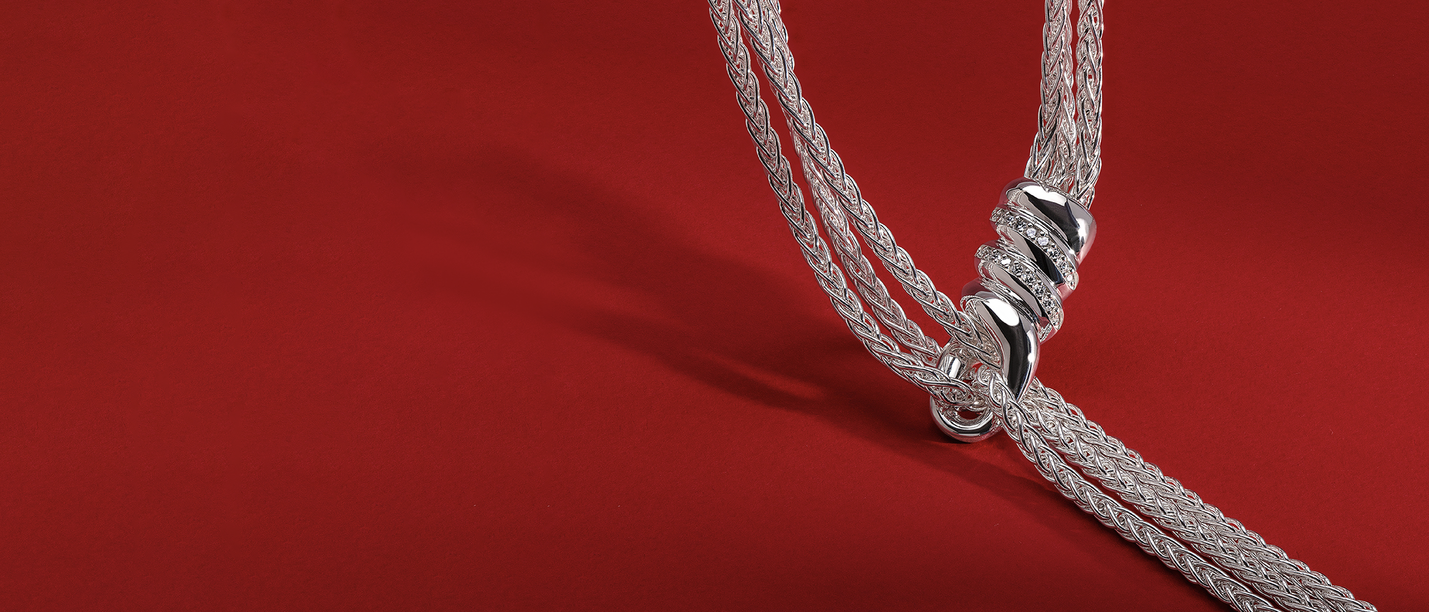 Una serie de íconos de TANE que brillan más que nunca. La casa joyera presenta una de sus mayores innovaciones hasta hoy: diamantes. 