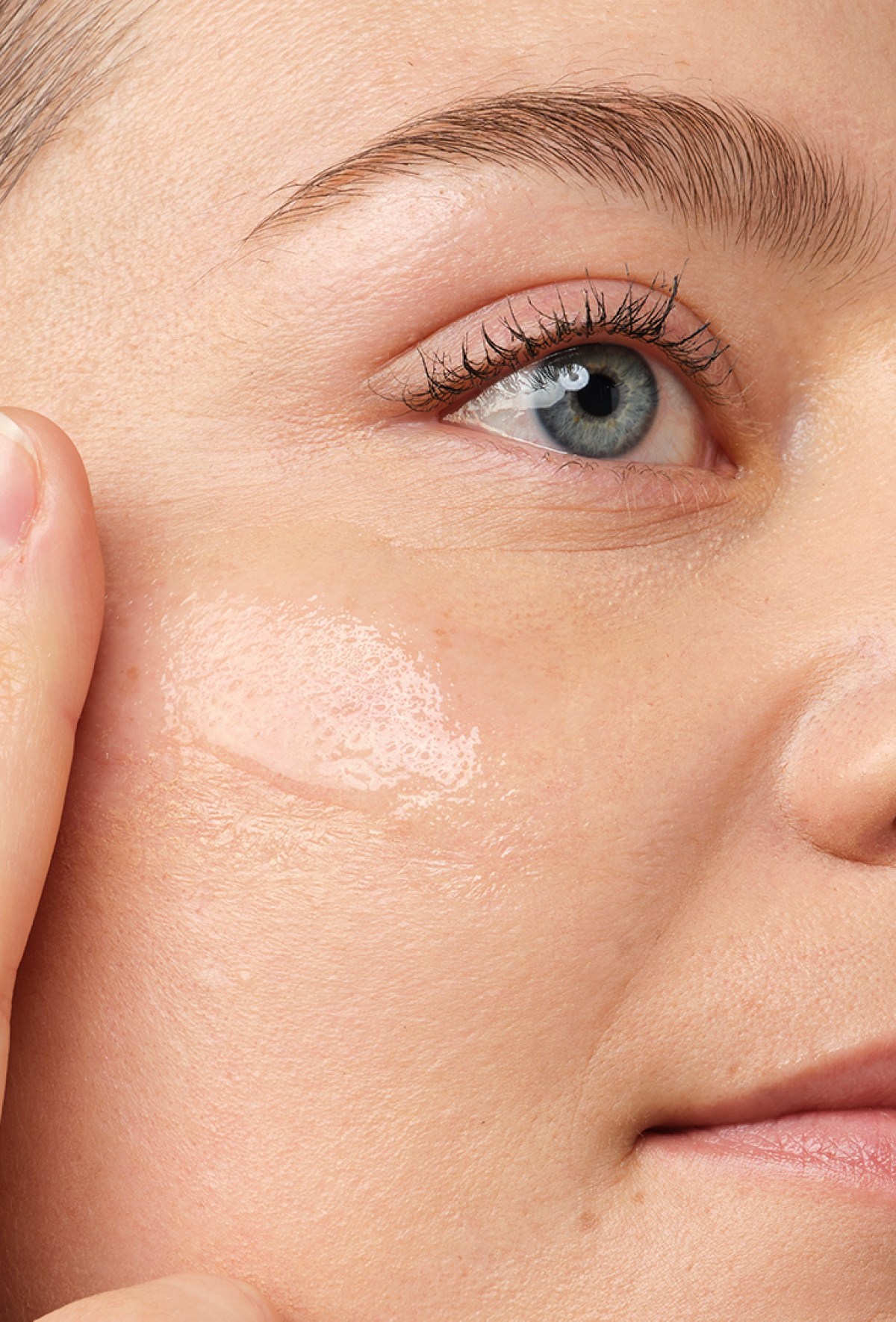 Si tu piel se encuentra opaca, irritada, reseca, o sufres descamación de la piel, podrías estar sufriendo de DESHIDRATACIÓN.