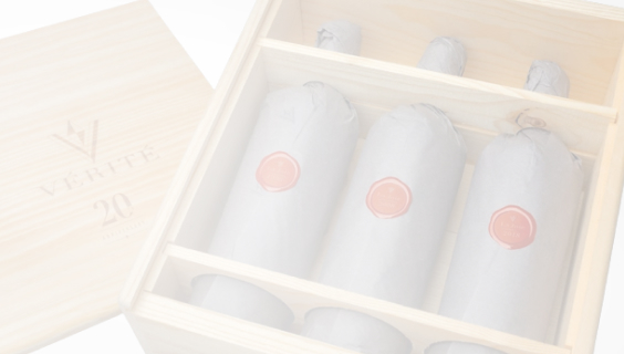 Tres botellas de vino empacadas en una caja de madera, GRANDES VINOS