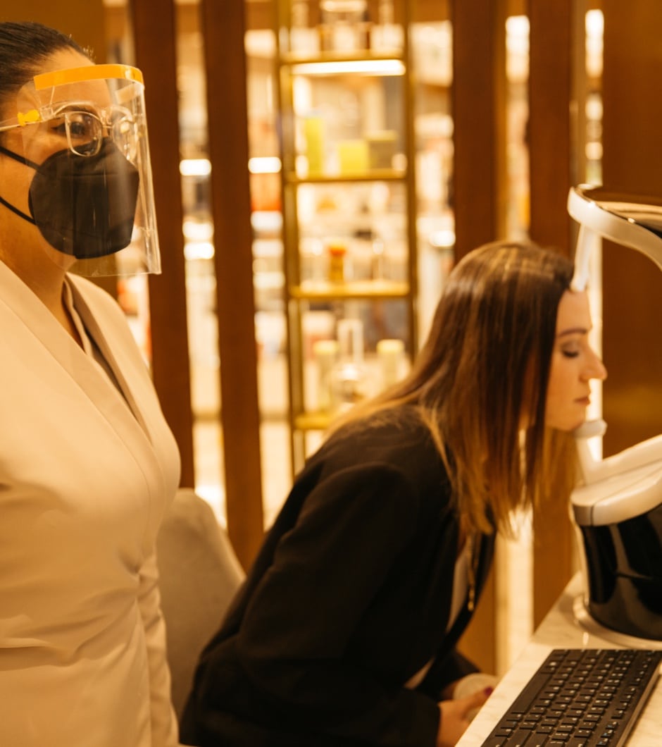 Imagen mujeres en stand de belleza El Palacio de Hierro