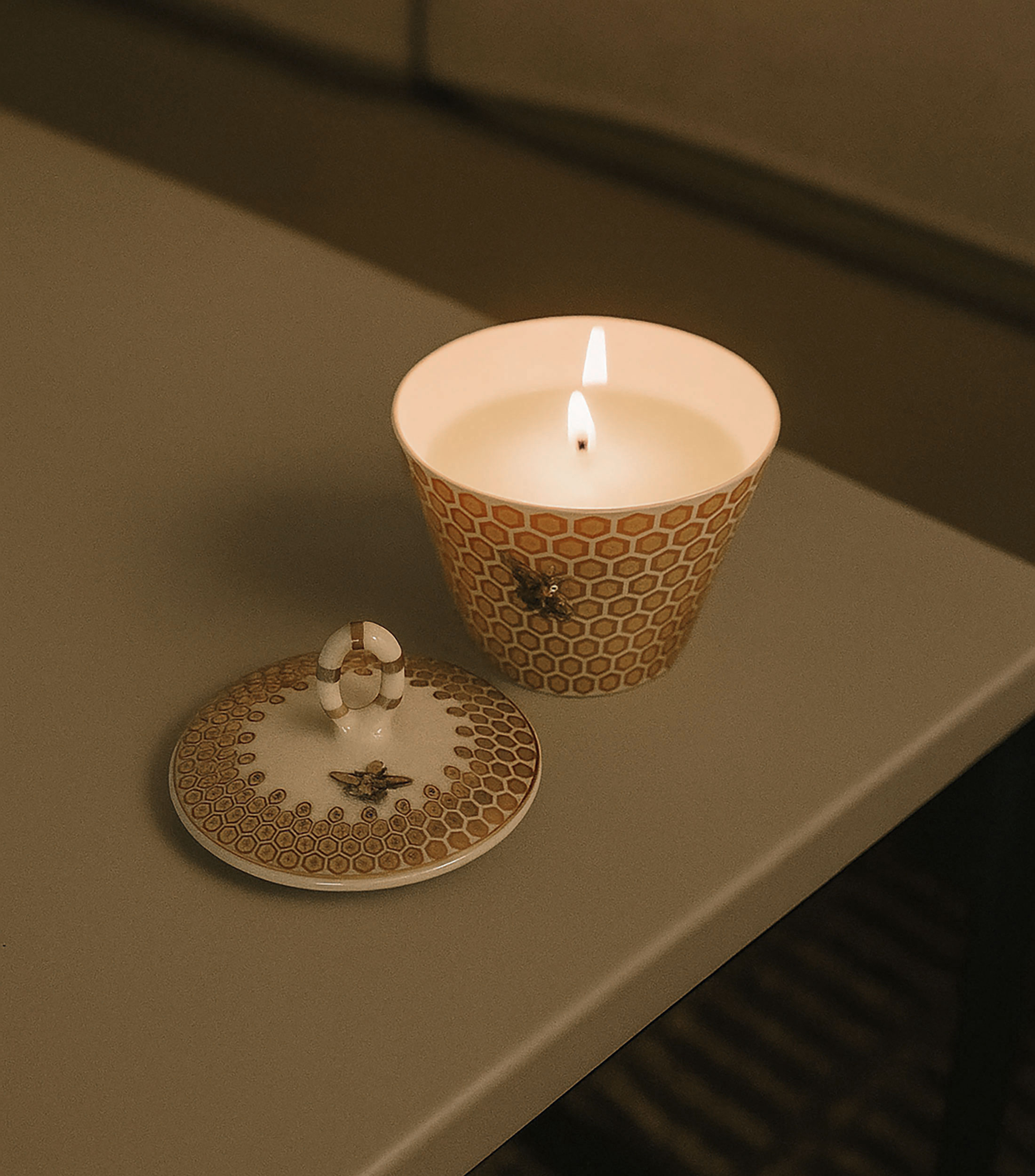 Portavela Bee Gold en porcelana