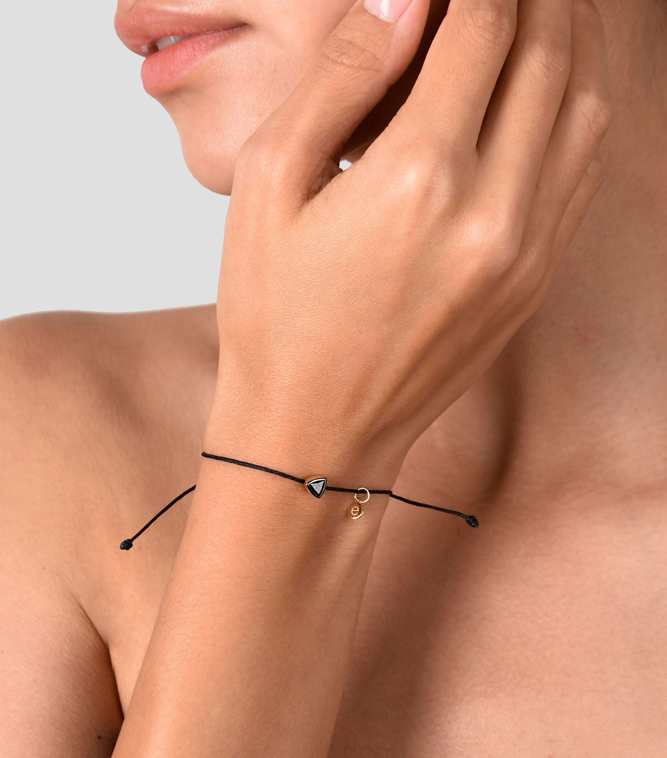 Pulsera negra ajustable con dije en oro amarillo Unisex