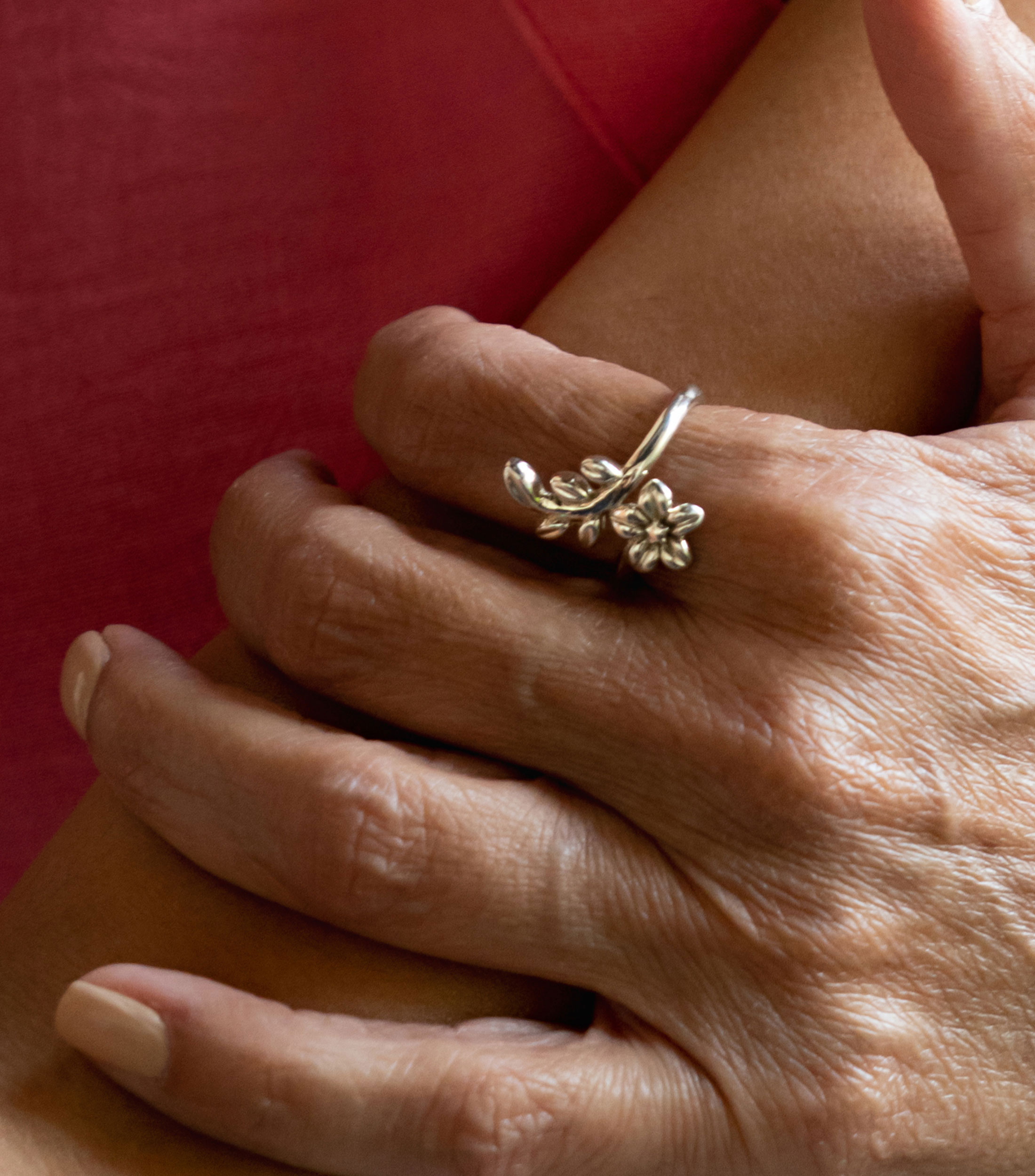 Anillo en Plata .925 Cruzado con flor Mujer