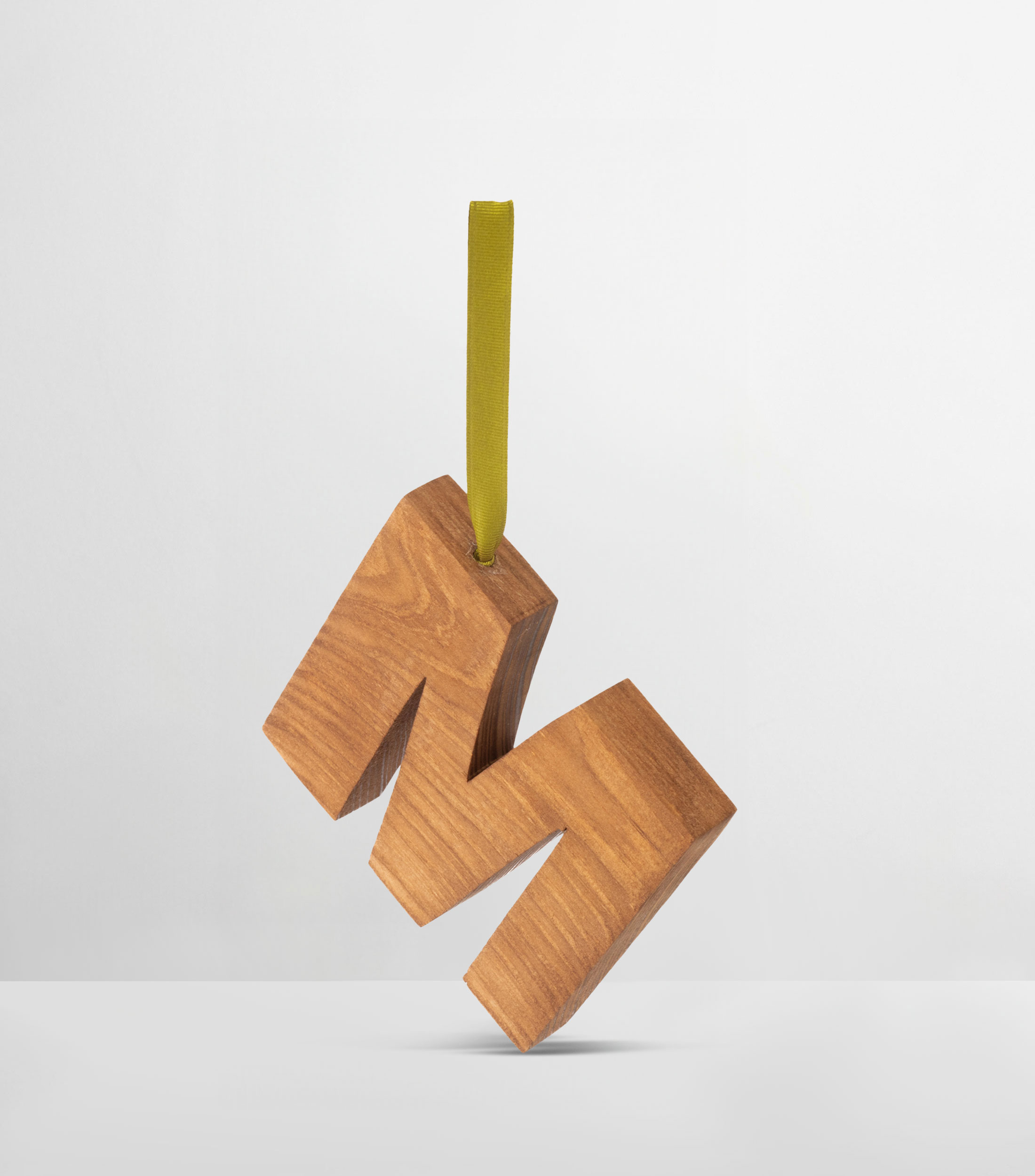 Ornamento letra M en madera