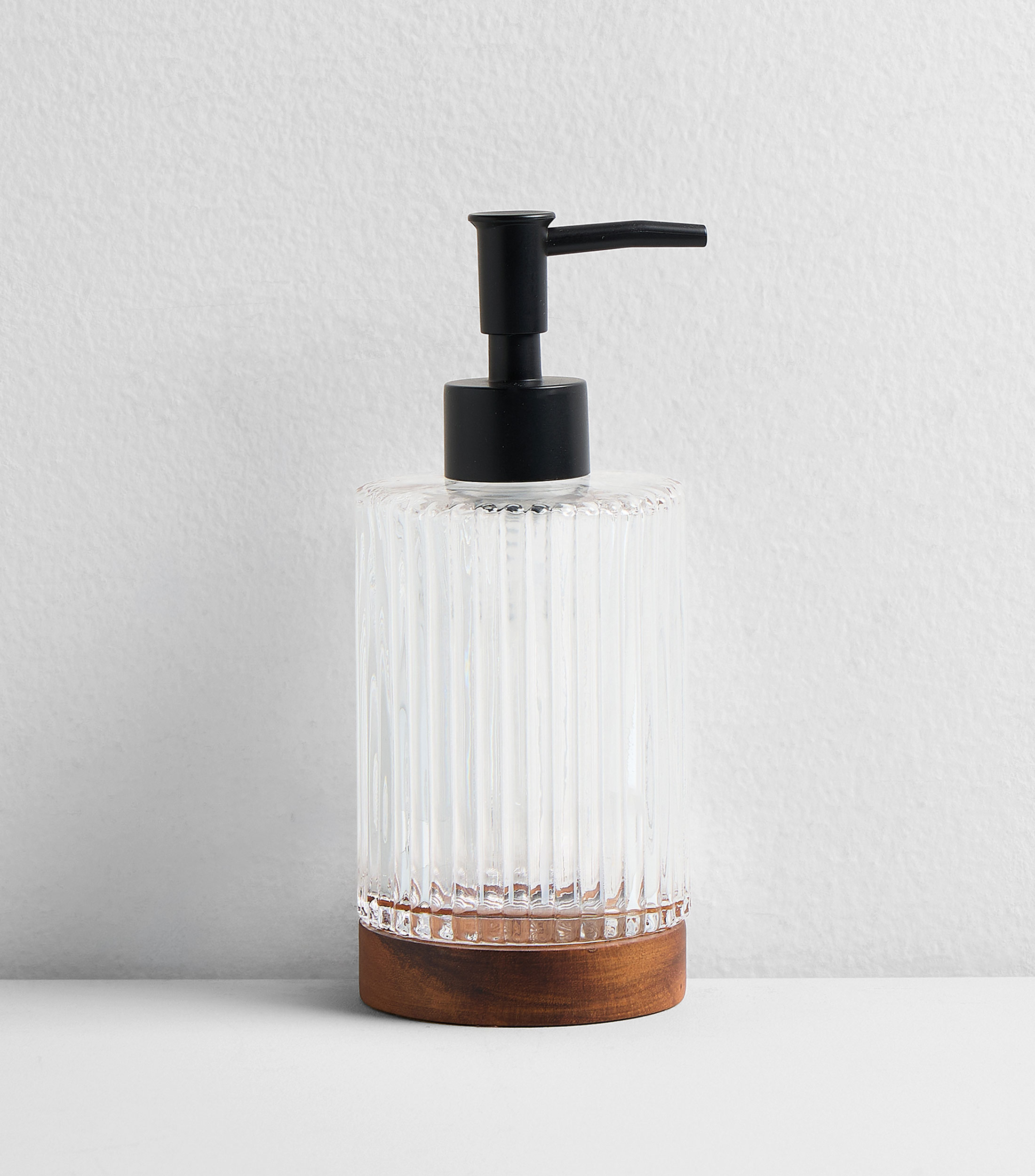 Dispensador de jabón en cristal y madera