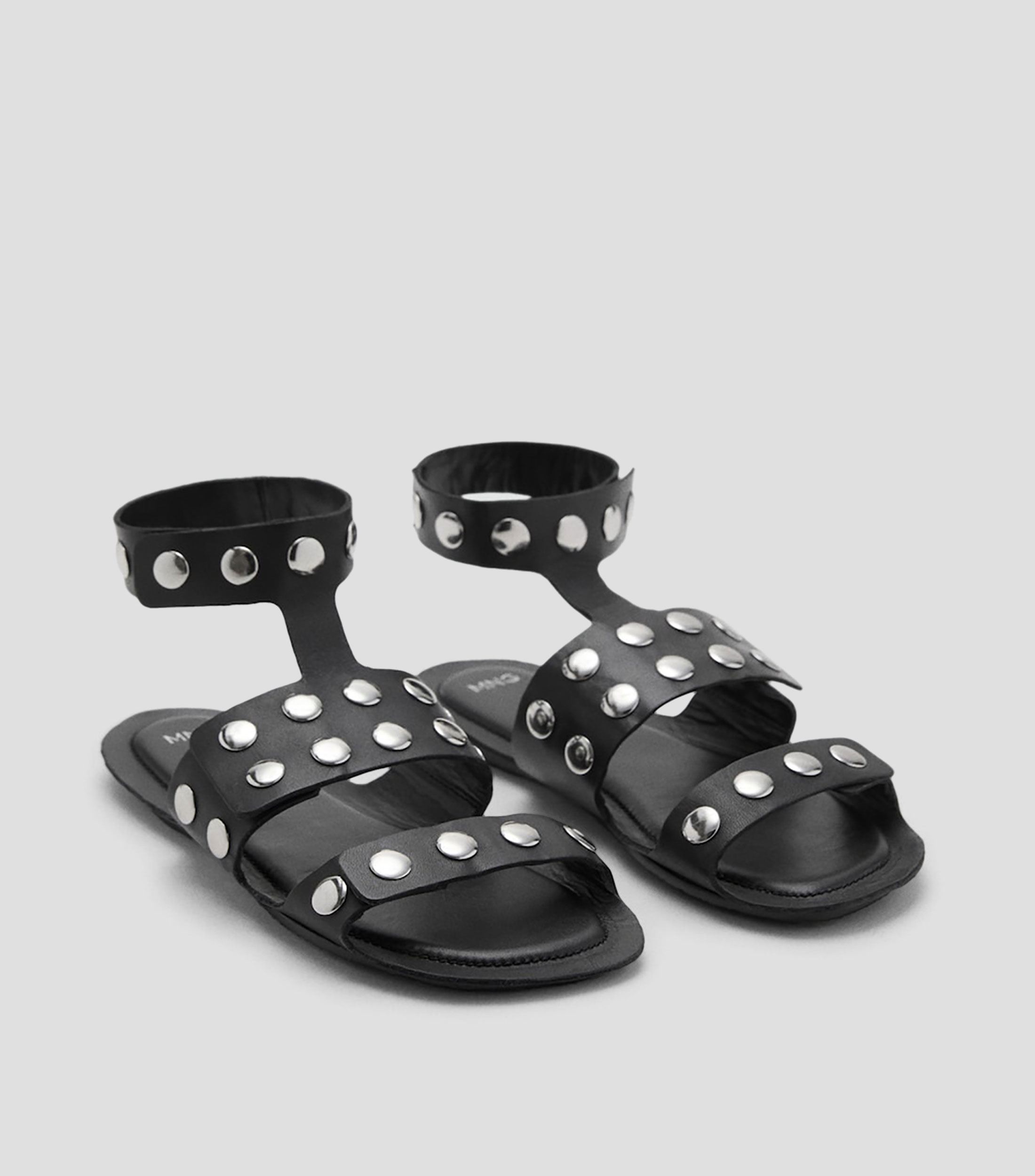 Sandalias Planas en piel con tachuelas Mujer