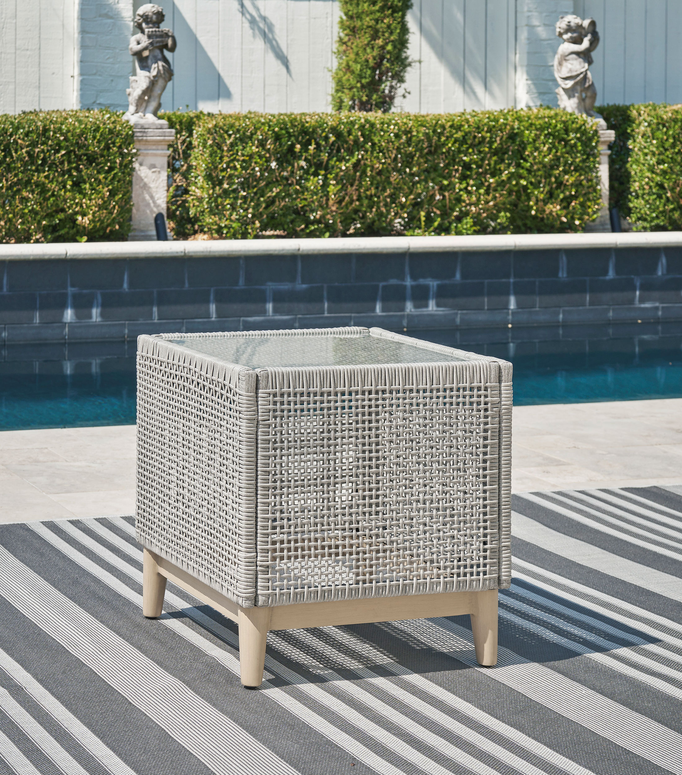 Mesa lateral Rainalto en mimbre de resina con aluminio y vidrio templado gris