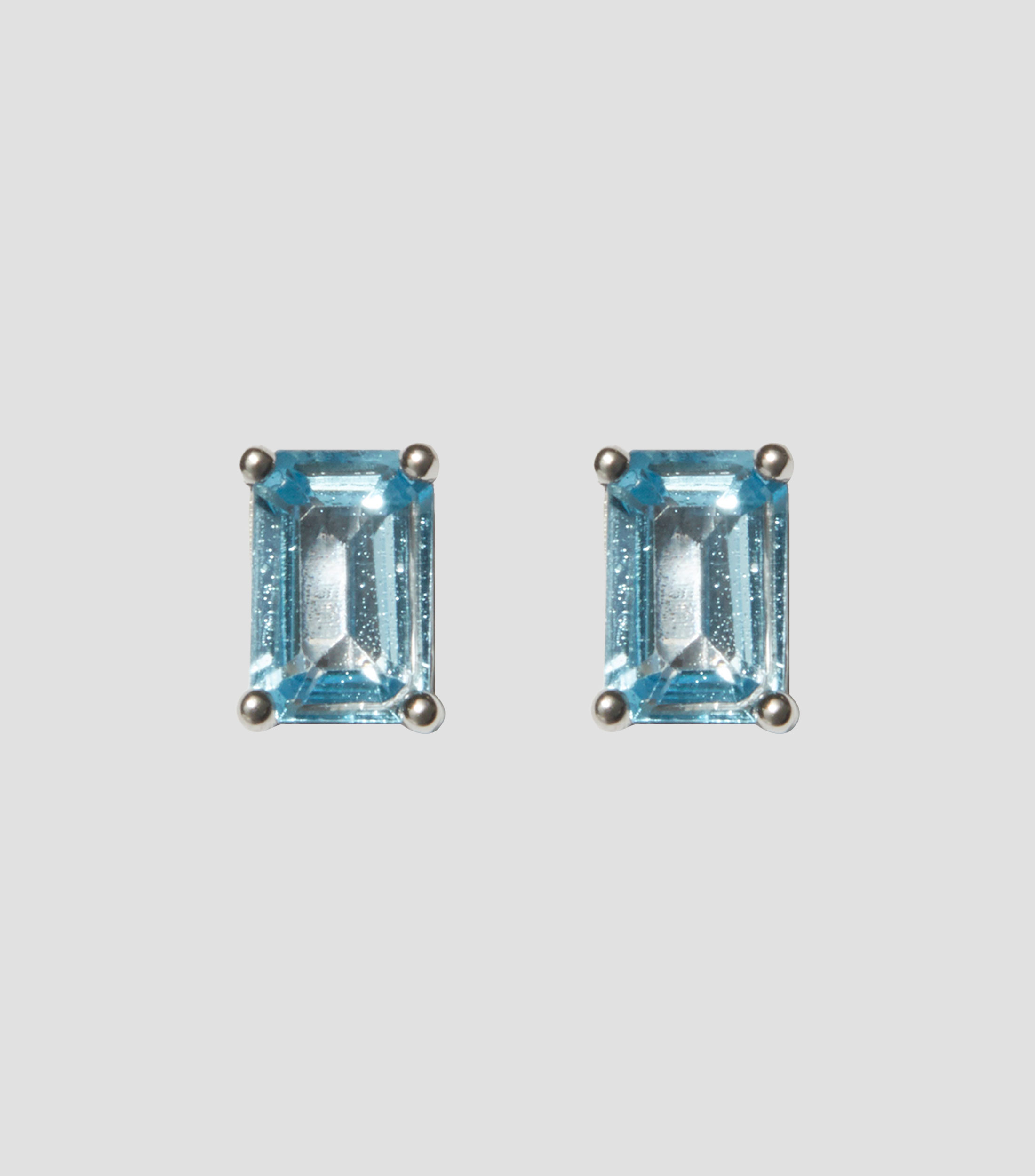 Aretes en oro blanco de 14 kilates con topacio Mujer