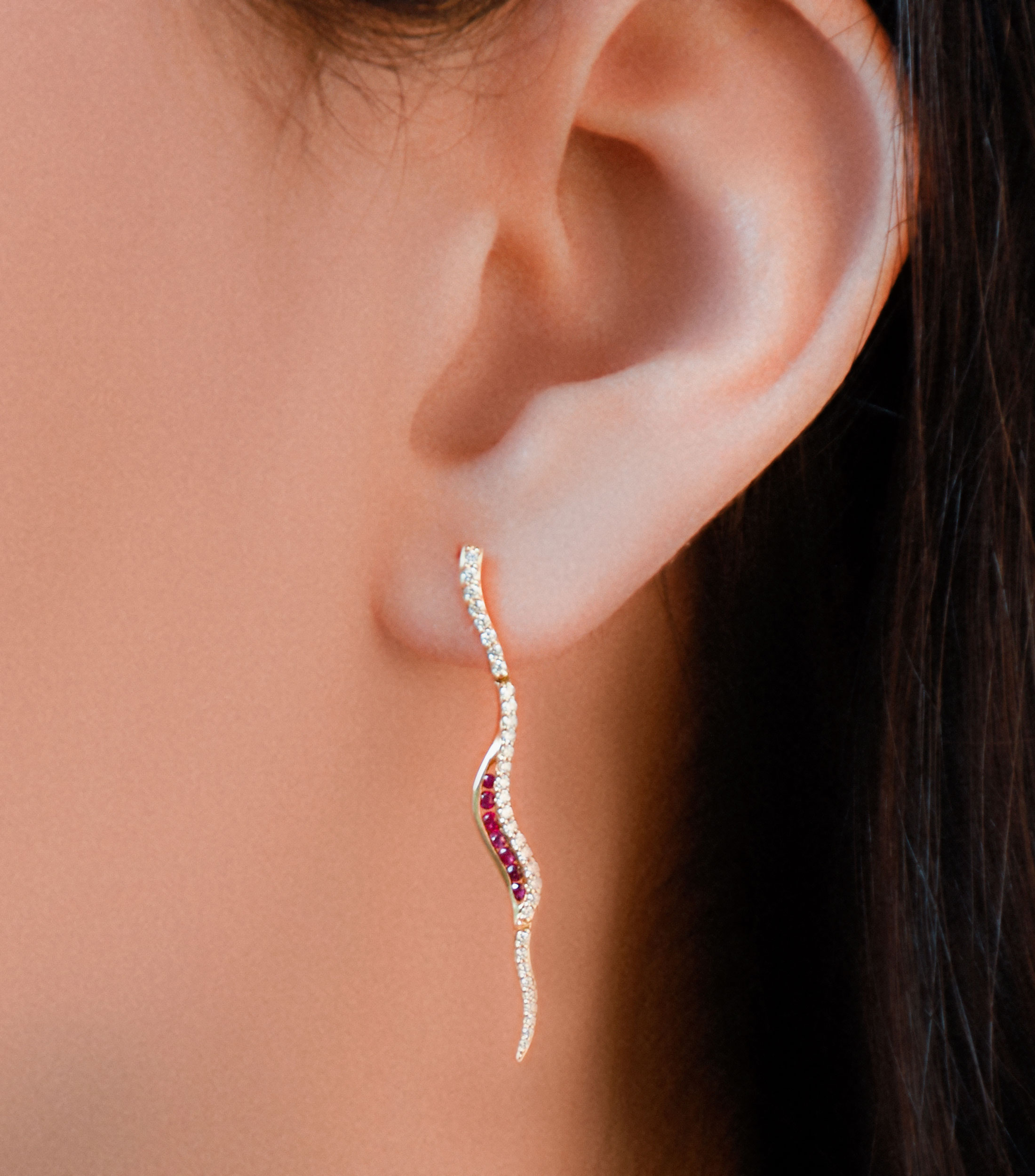 Aretes en oro amarillo de 14 kilates con diamantes y rubíes Mujer