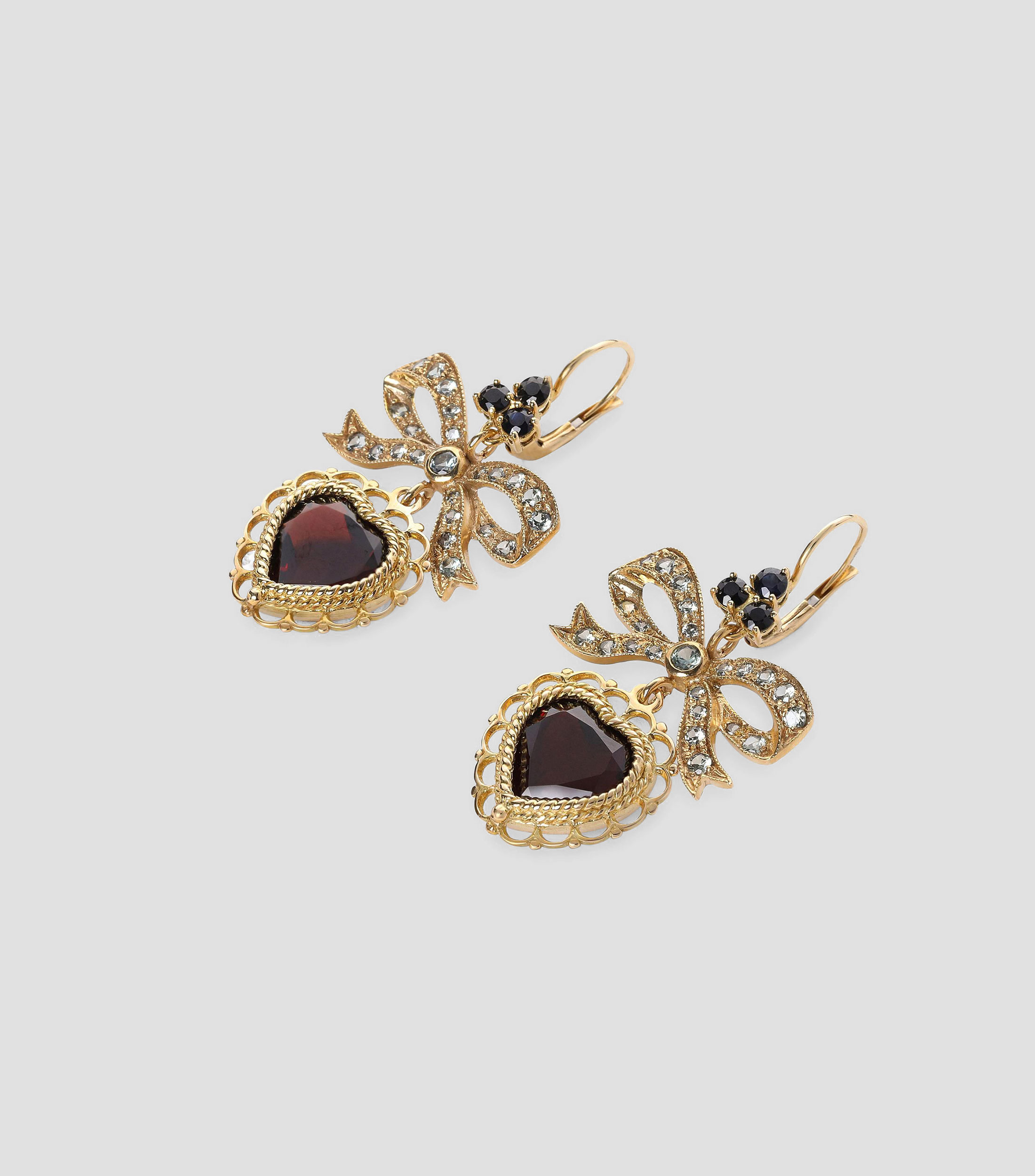 Aretes en Oro de 18 Kilates con forma de moño e incrustaciones y rodolita en forma de corazón Devotion Mujer
