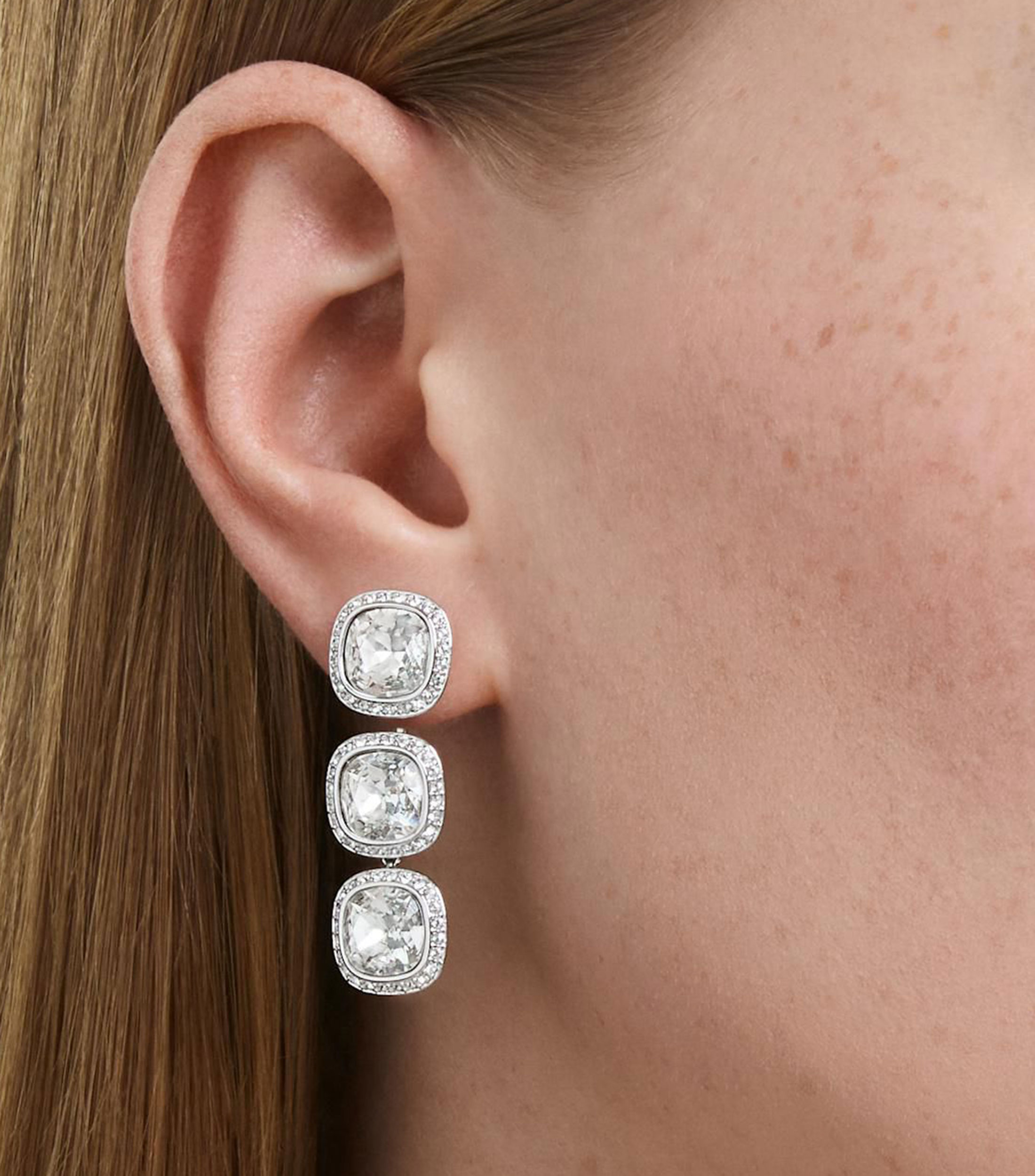Aretes en forma de cojín con cristales transparentes Una Angelic Mujer