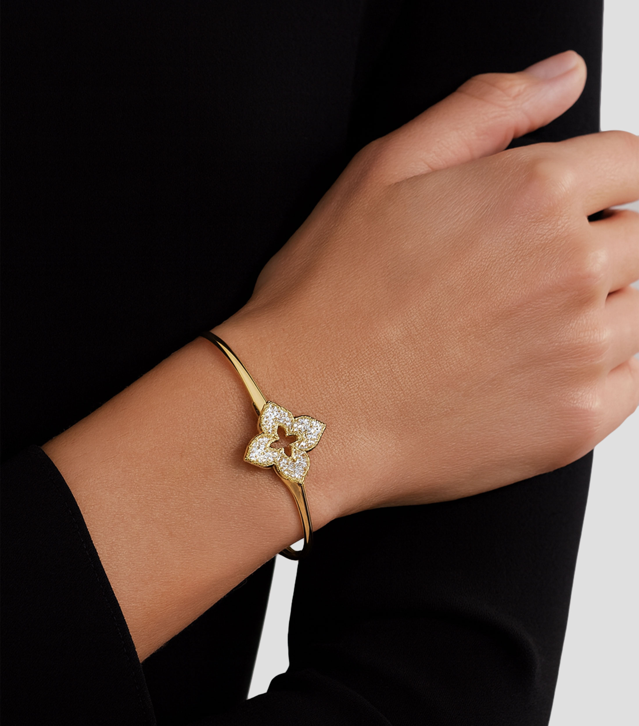 Brazalete en oro amarillo 18 Kilates con flor y diamantes Mujer