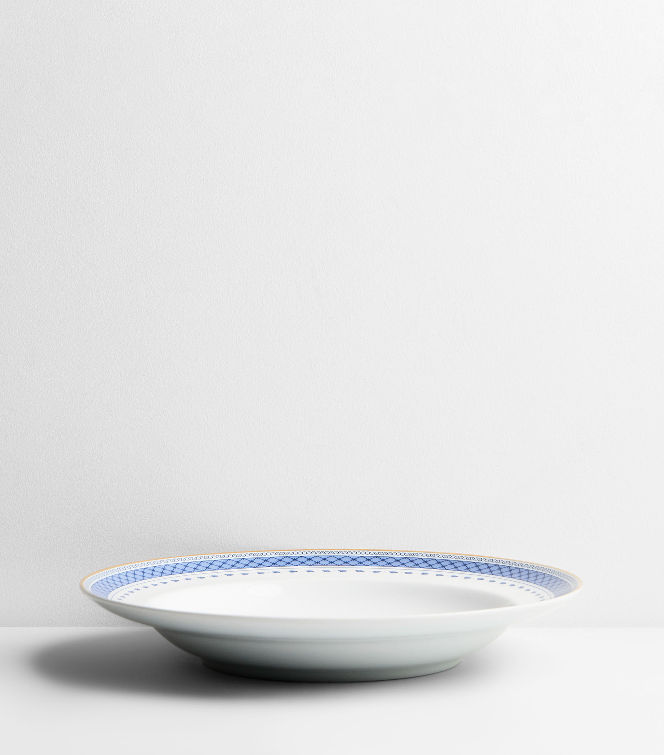 Plato hondo con flores azules
