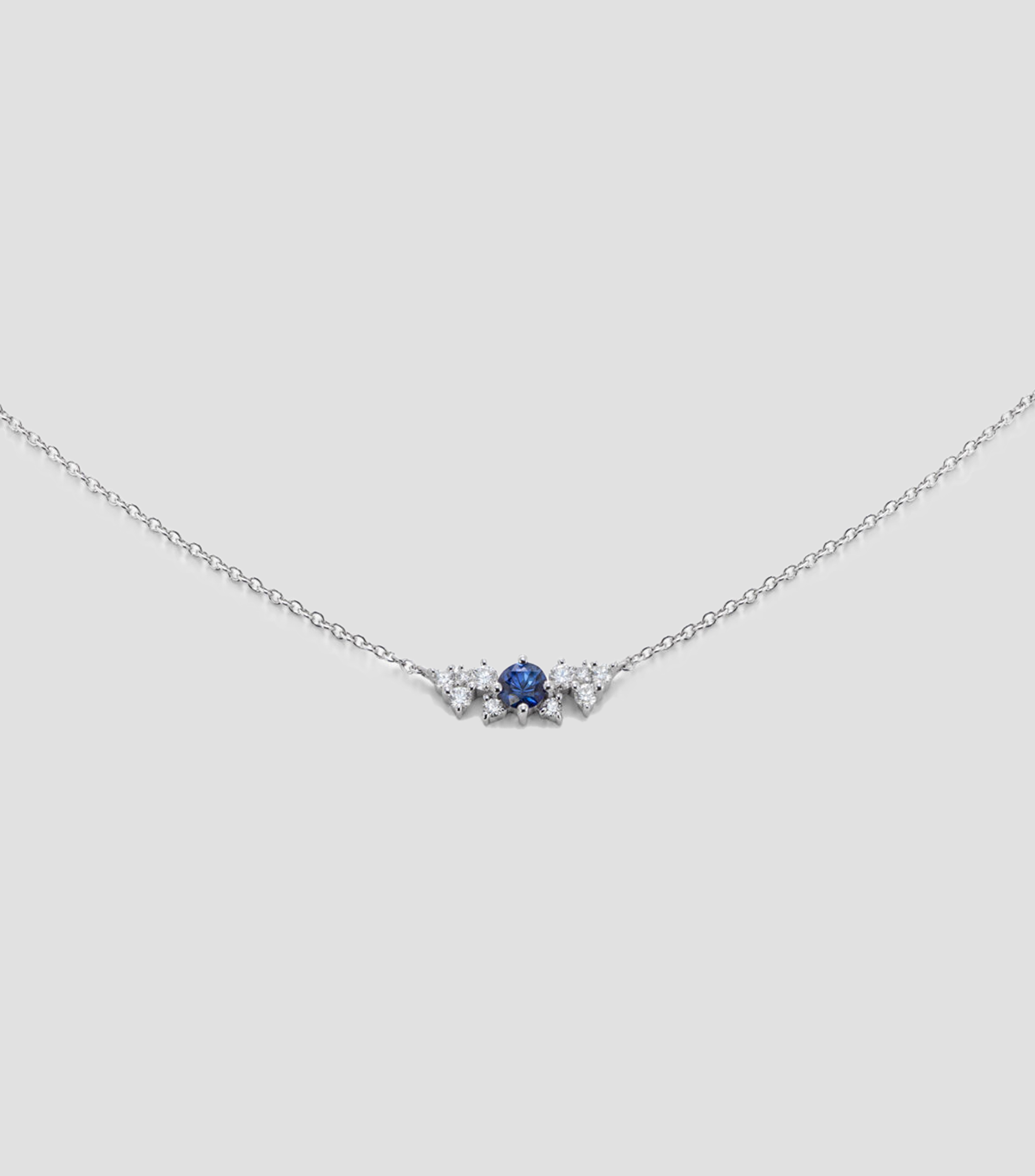 Colgante cadena de oro blanco de 18K con zafiro y diamantes