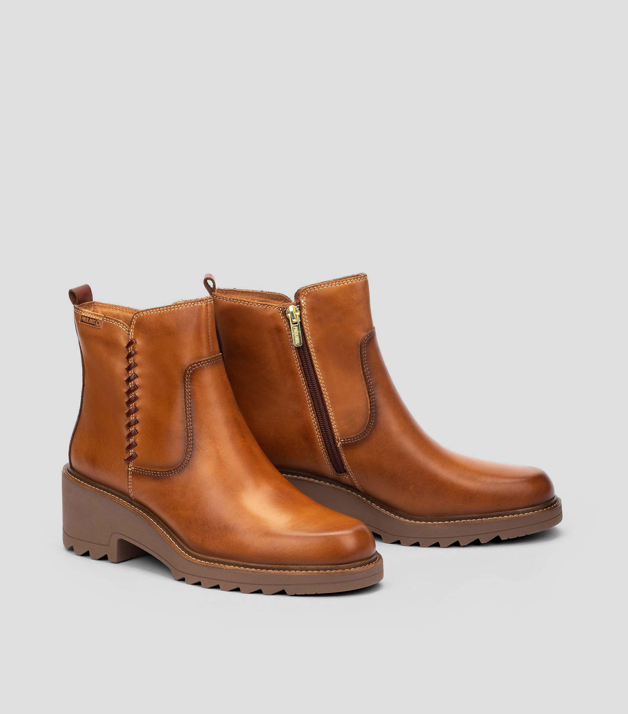 Botines en piel con tacón medio ancho Mujer