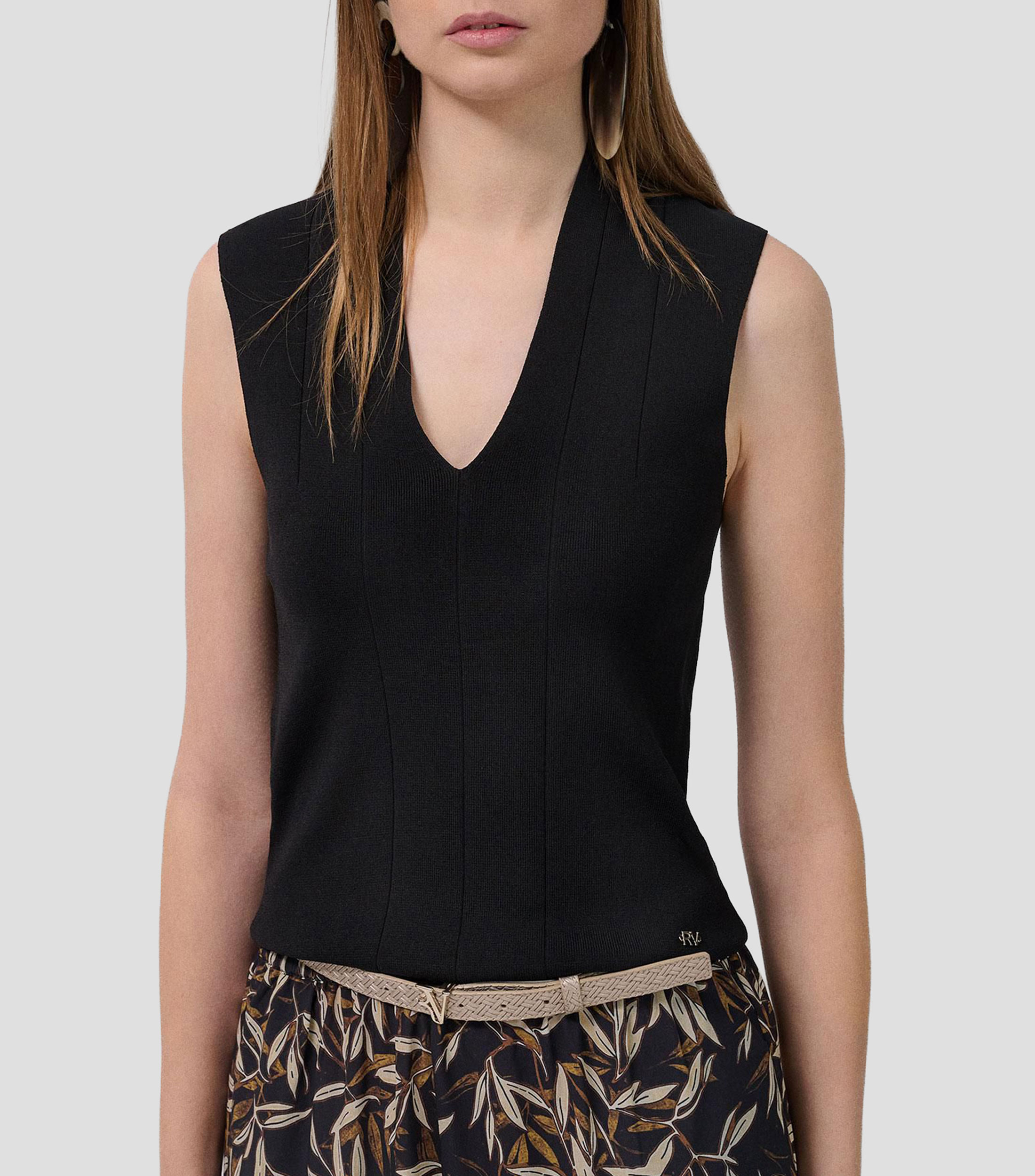 Playera cuello V sin mangas lisa Mujer
