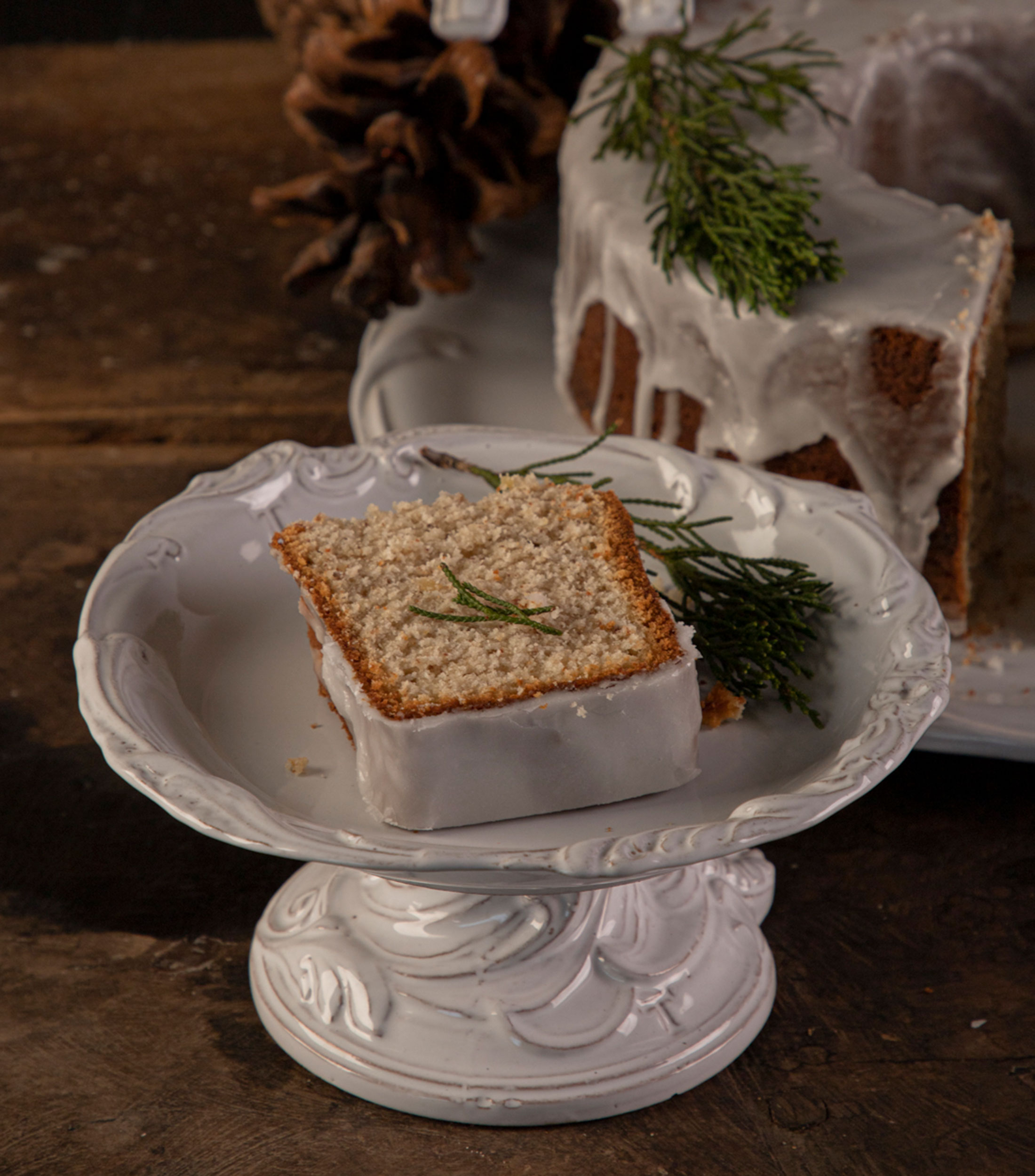 Plato para pan con pedestal Meissonnier blanco en cerámica