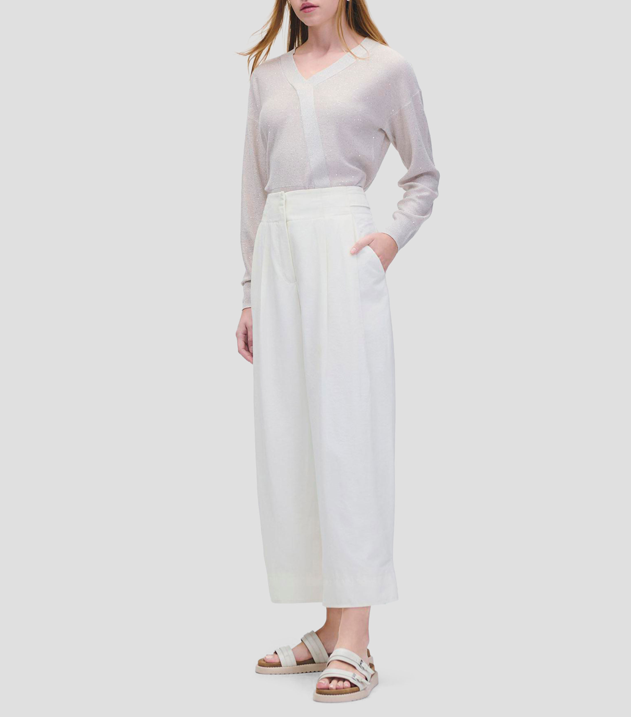 Pantalón barrel tiro alto efecto nylon off white pretina ancha y pinzas Mujer