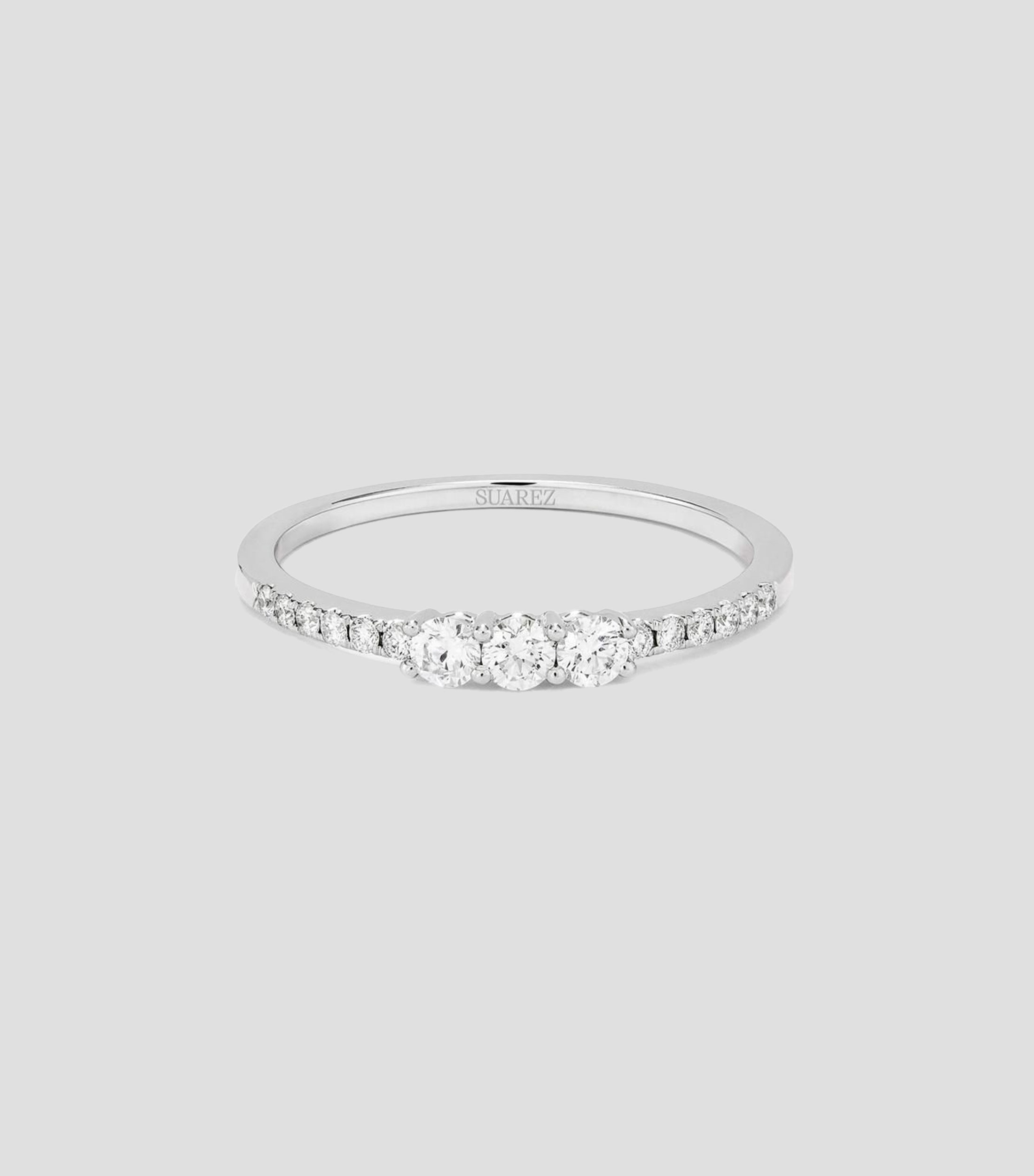 Anillo tresillo en Oro blanco de 18 Kilates con 3 diamantes centrales en talla brillante Mujer