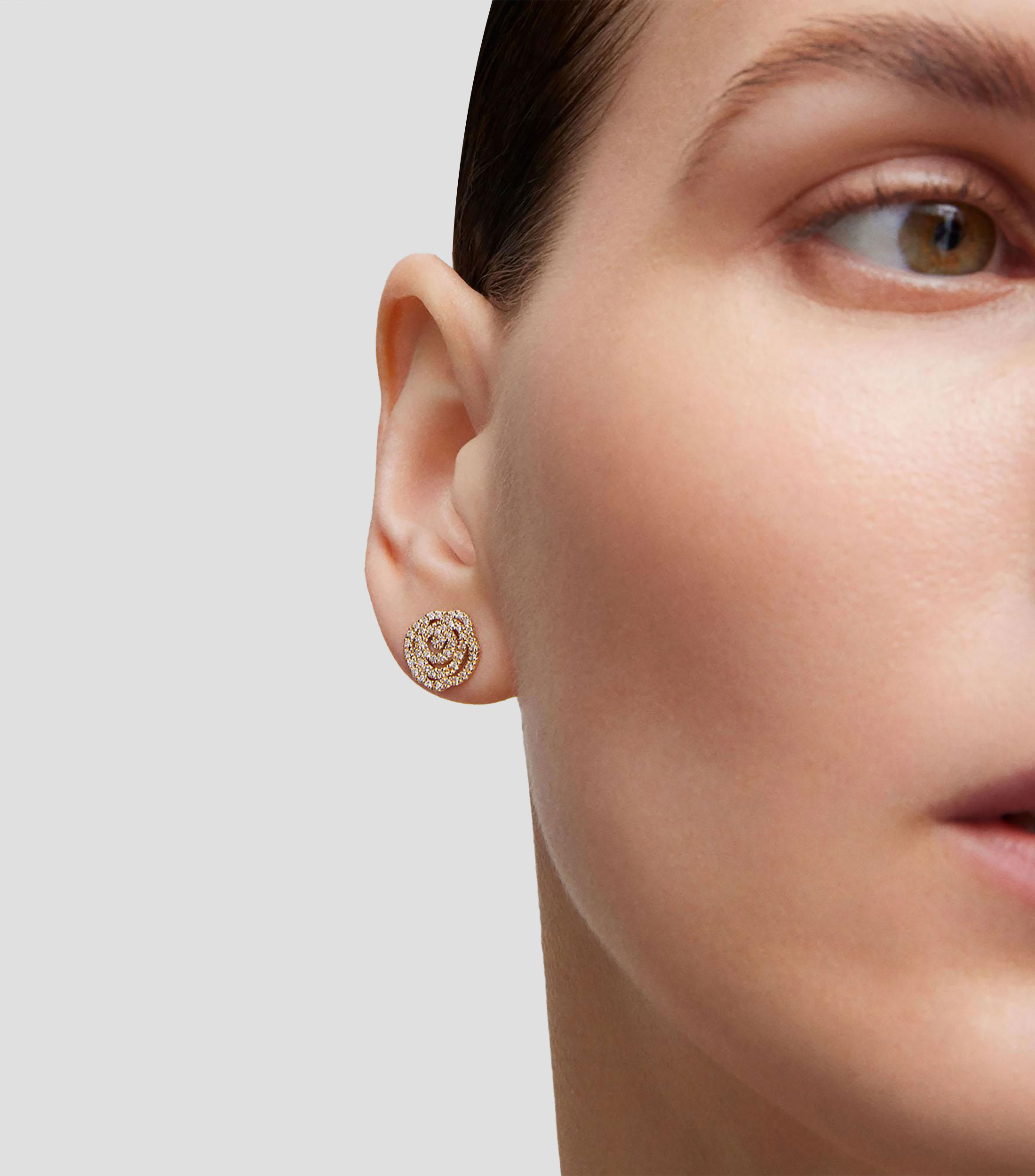 Aretes Rosa de Abril en oro de 18 kilates Mujer