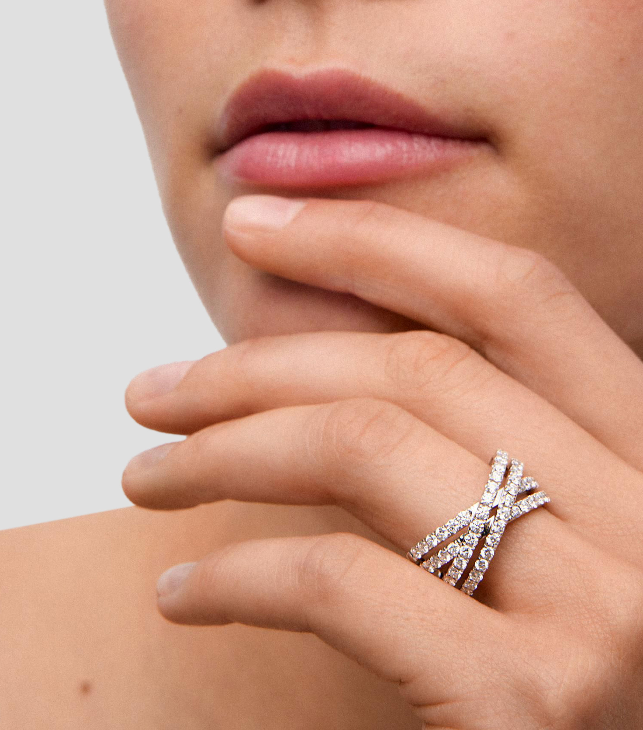 Anillo multibrazo cruzado en Oro blanco de 18 Kilates con 52 diamantes en talla brillante Mujer