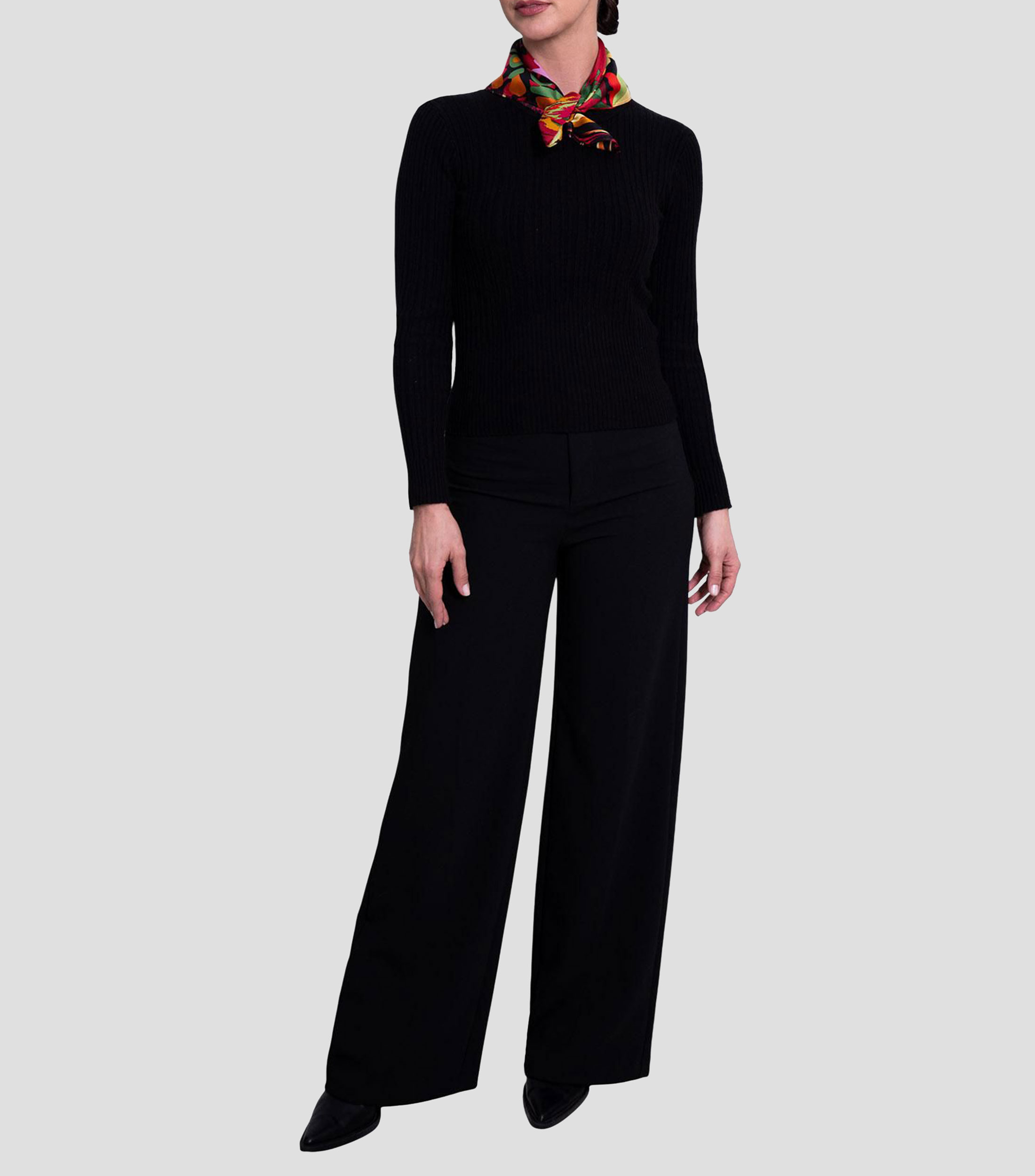 Mascada en seda negro con verde estampada Mujer