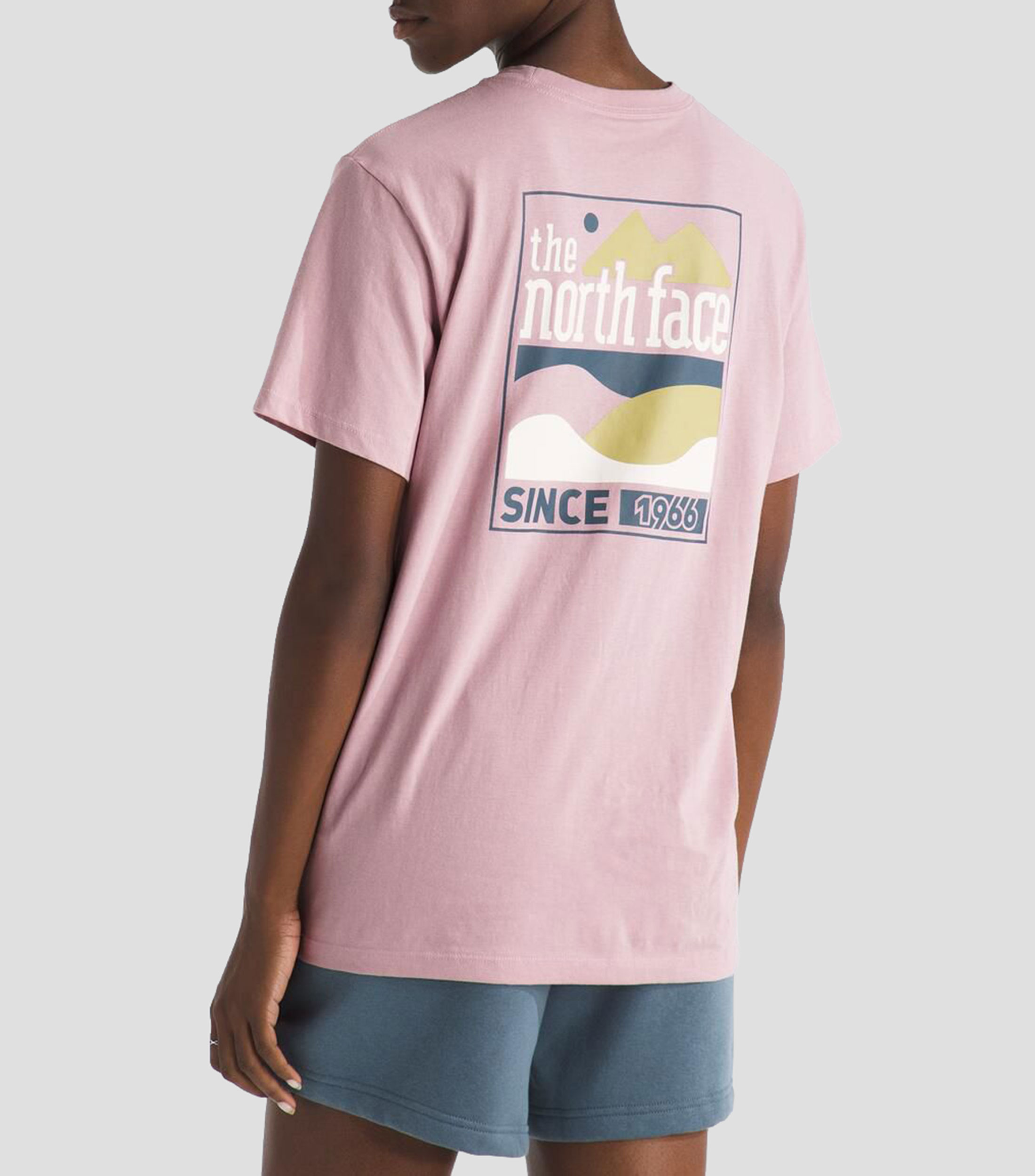 Playera casual Exploring Since ’66 con estampado Mujer