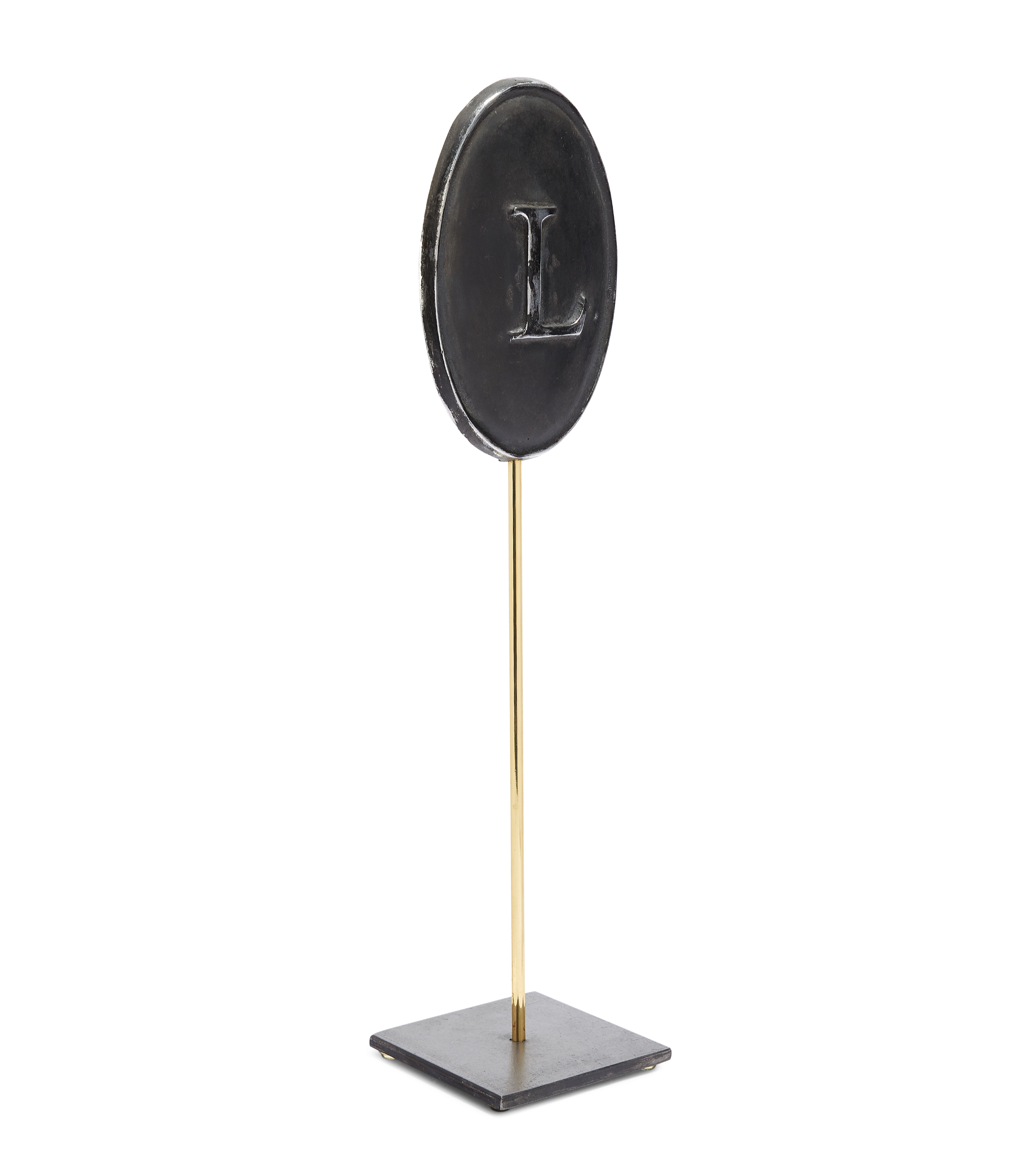 Figura de Medallón Ovalado Letra L en Aluminio