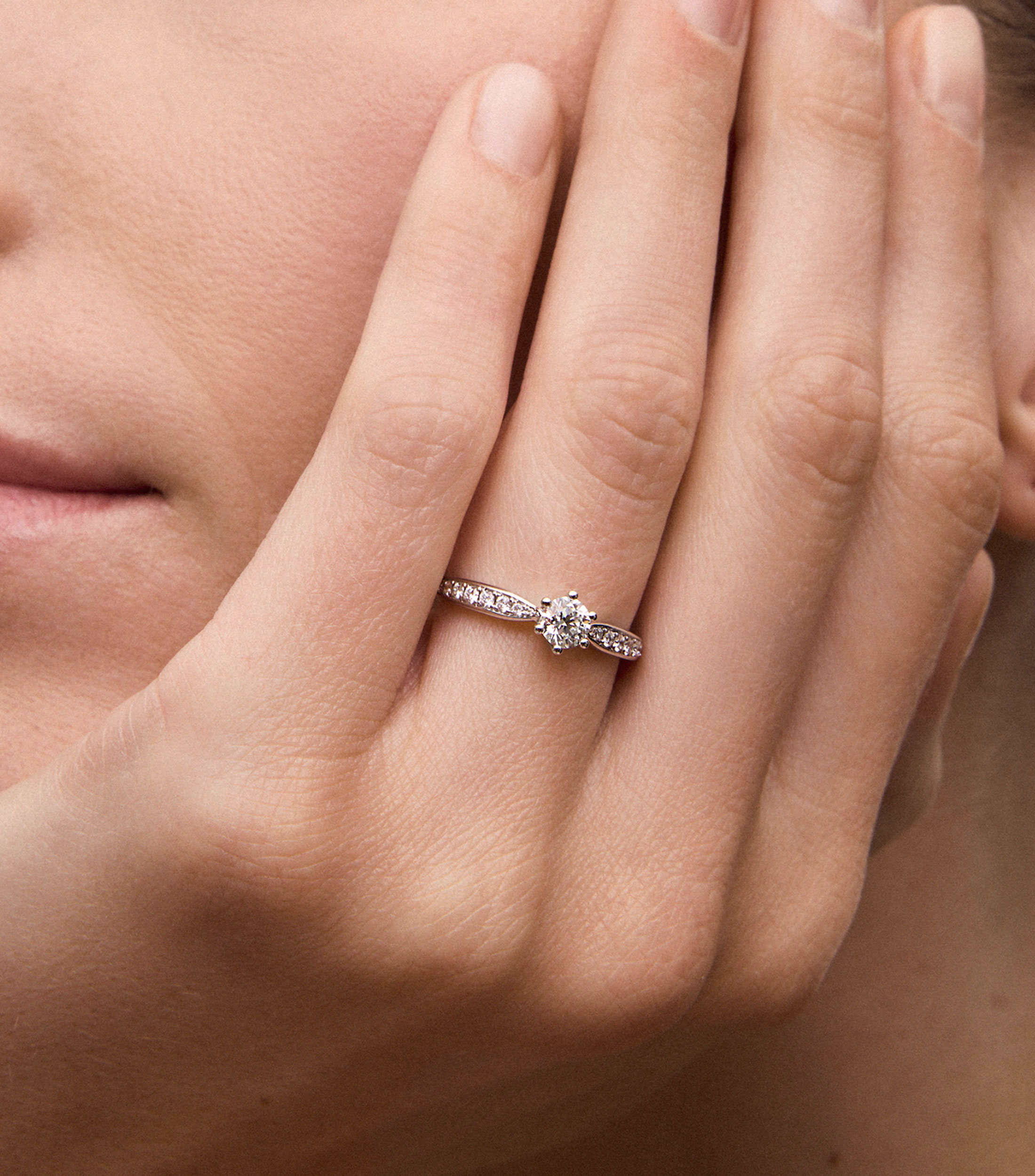 Anillo solitario de Oro blanco de 18 Kilates con diamante central Mujer