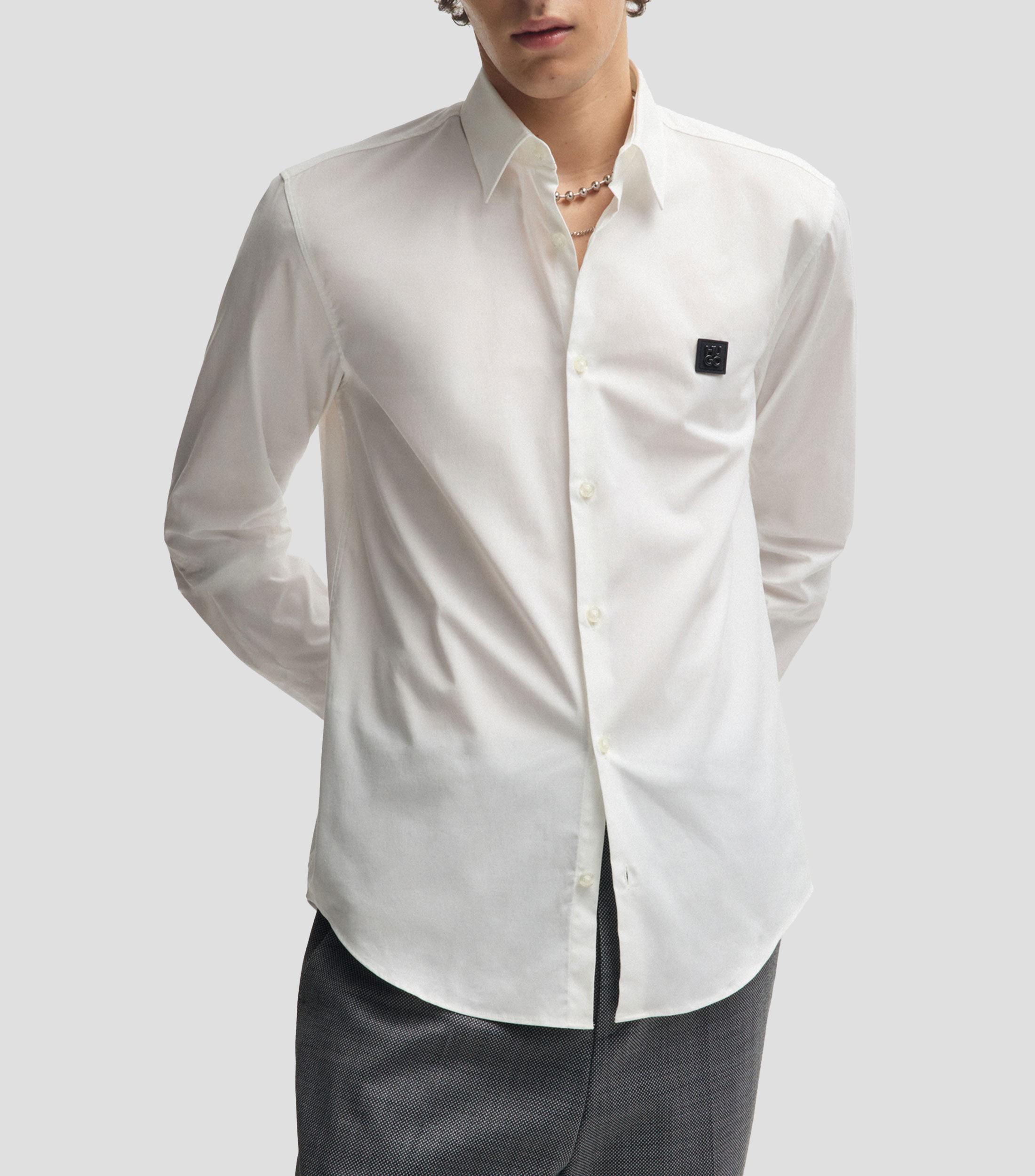 Camisa slim fit de algodón elástico con logo apilado Hombre