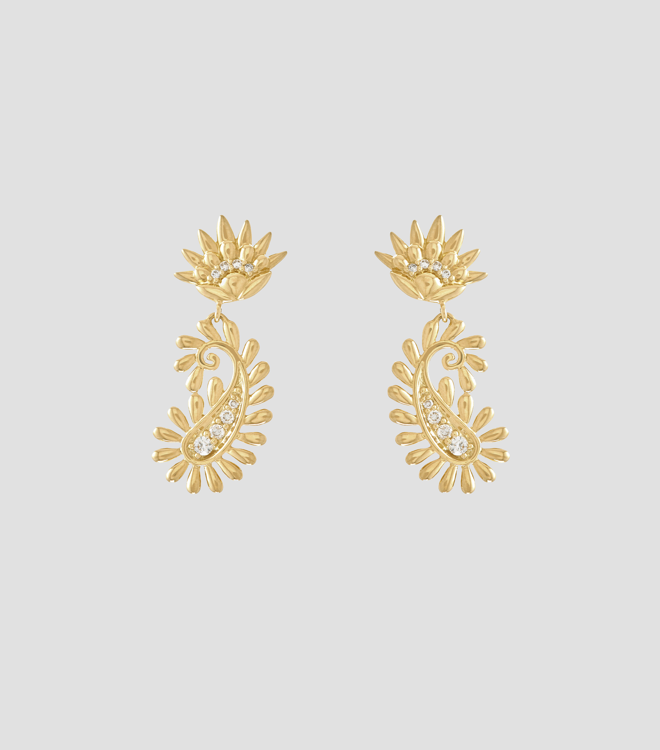 Aretes en Oro amarillo de 18 Kilates curvos con diamantes Mujer