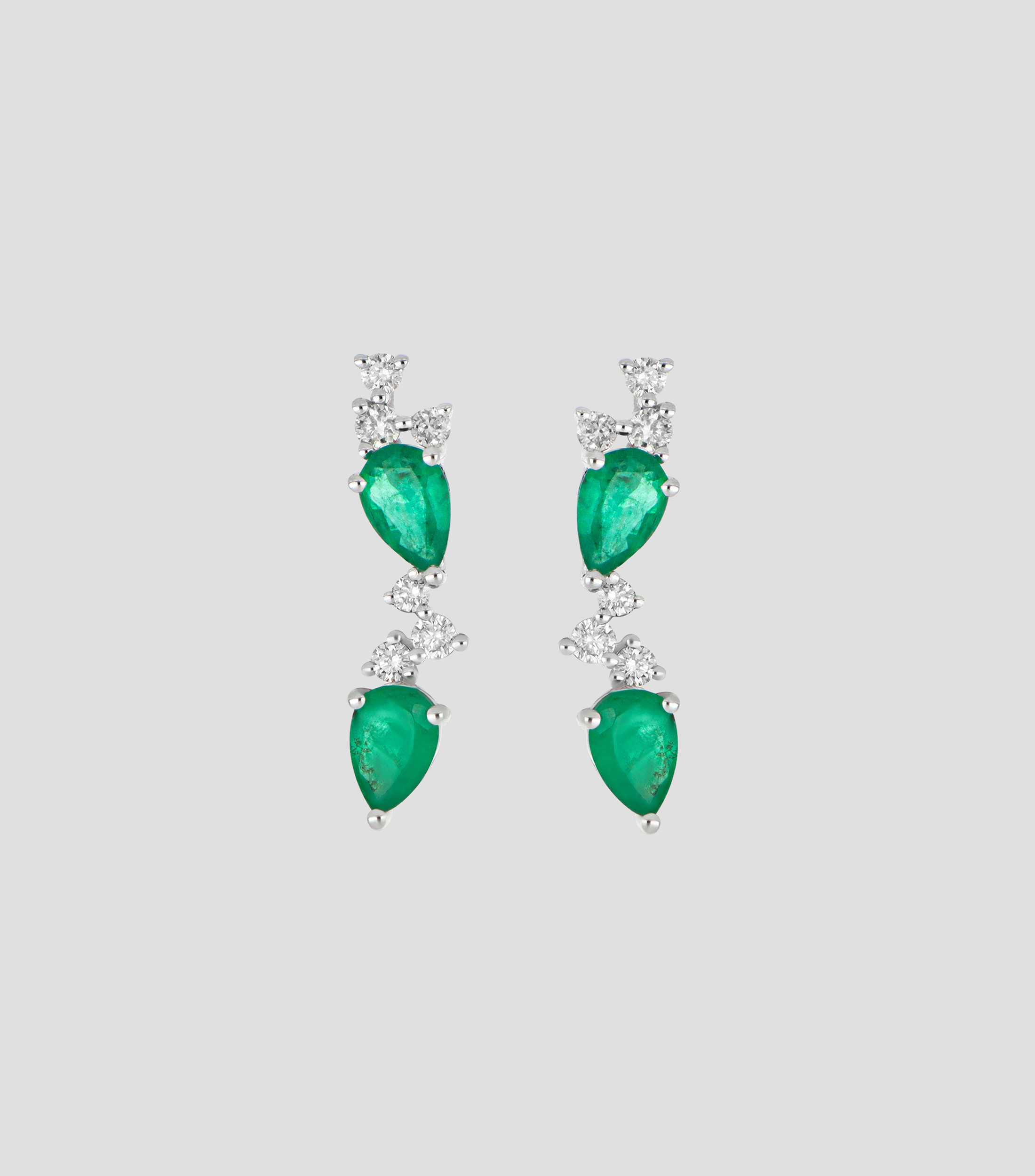 Aretes en oro blanco de 14 kilates con esmeraldas y diamantes Mujer