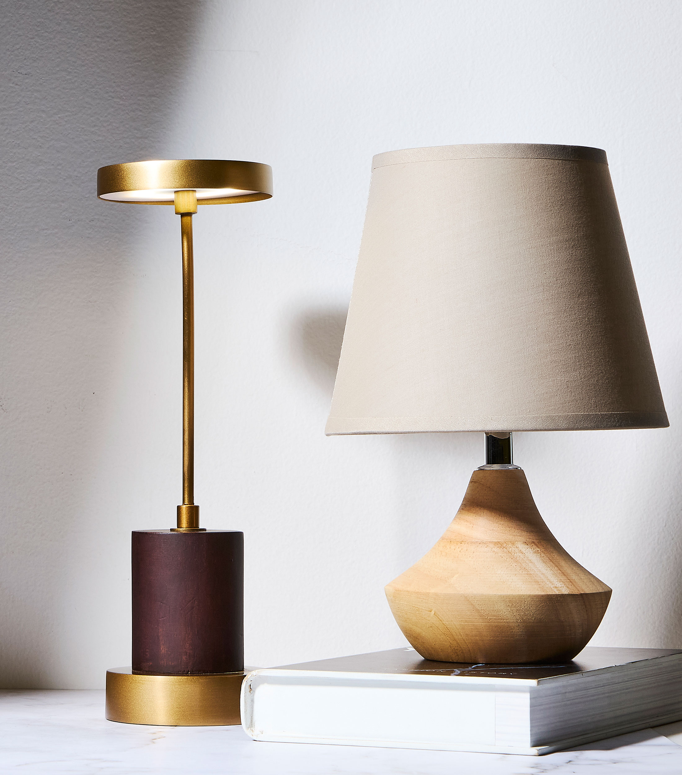Lampara de mesa, Contacto en metal dorado, 5 V