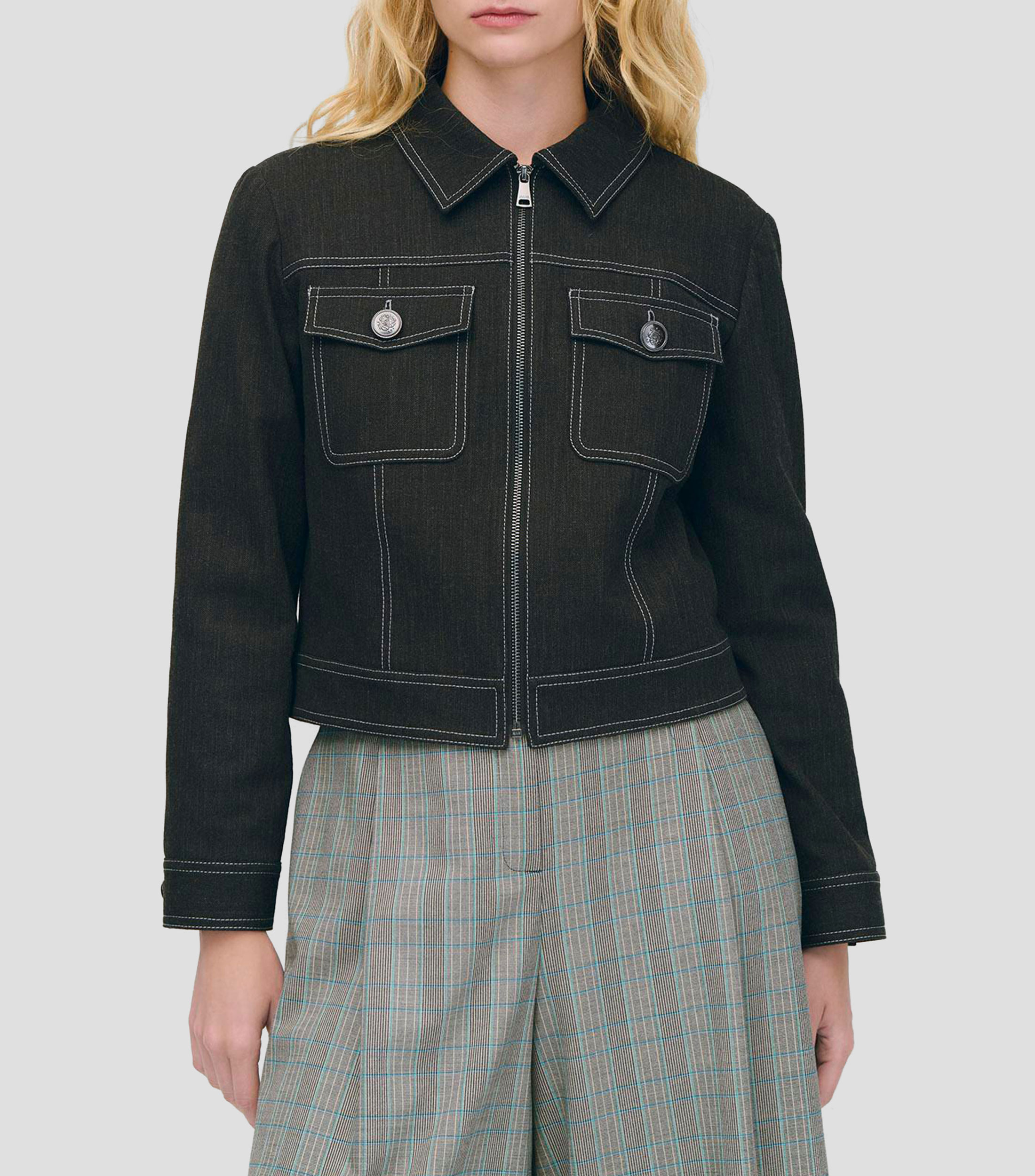 Chamarra Corta Negra Stretch Tipo Denim Cierre Pespuntes En Contraste Mujer