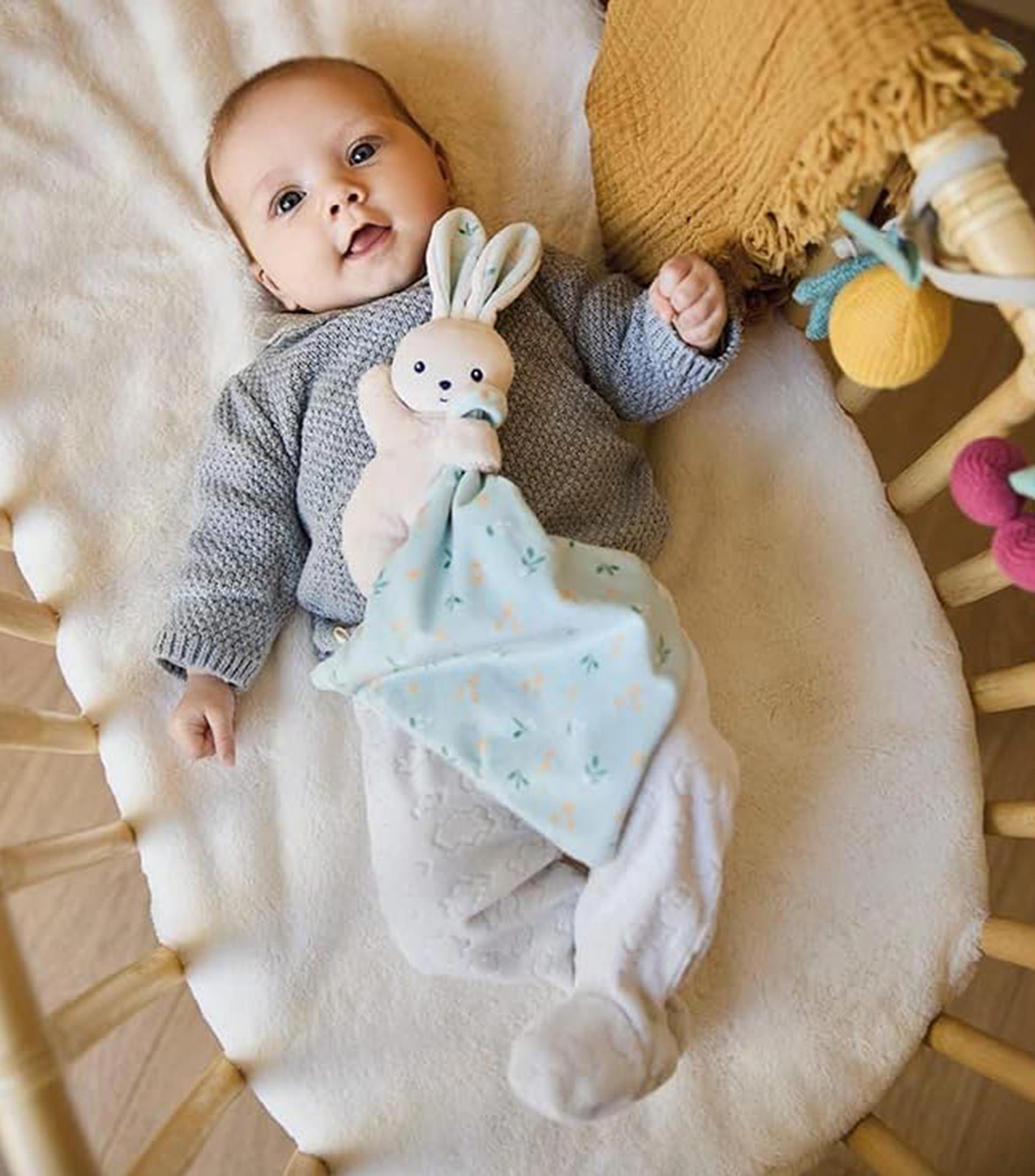 Conejo de peluche con mantita