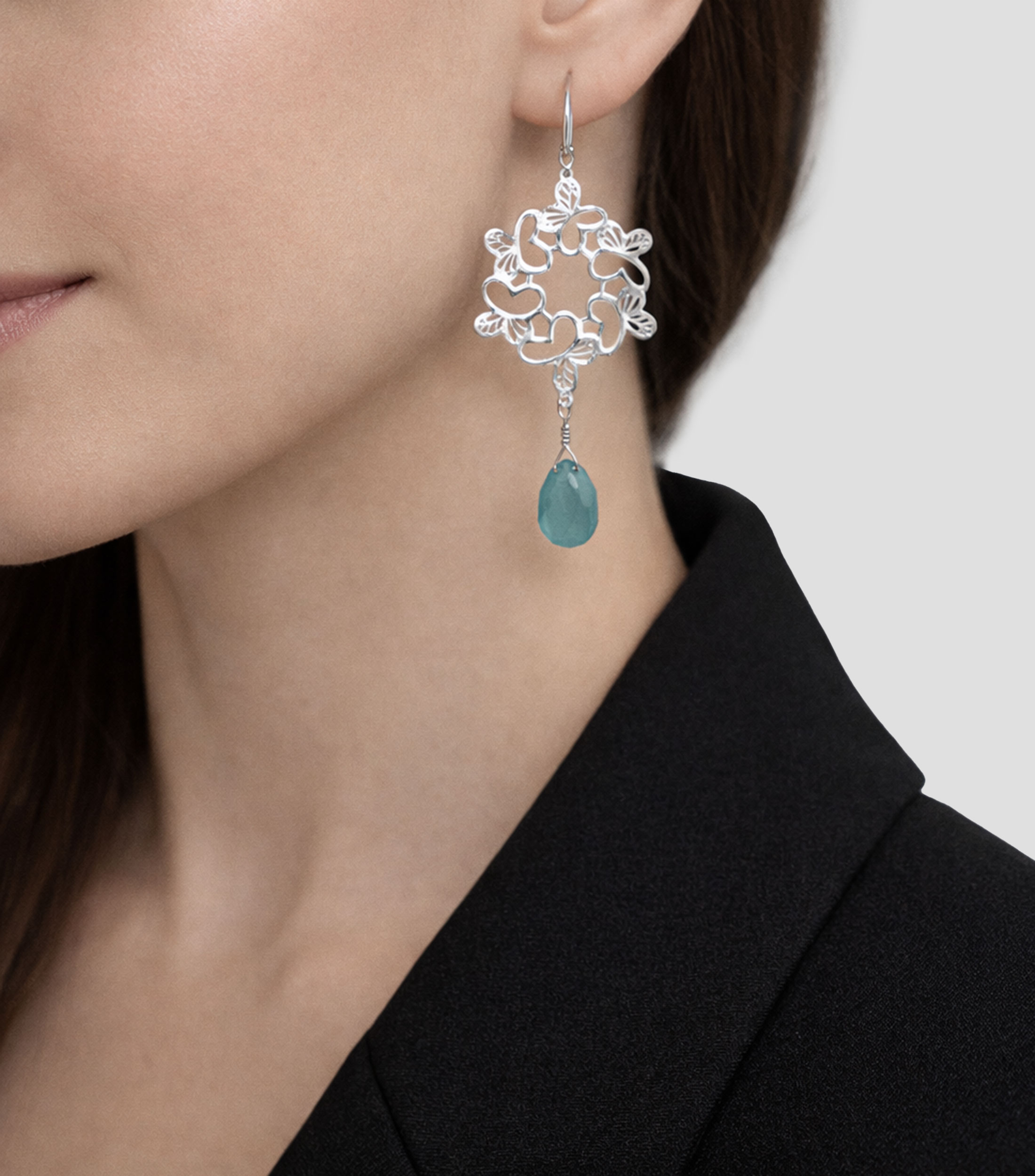 Aretes en plata con círculo de mariposas monarcas y calcedonia Mujer
