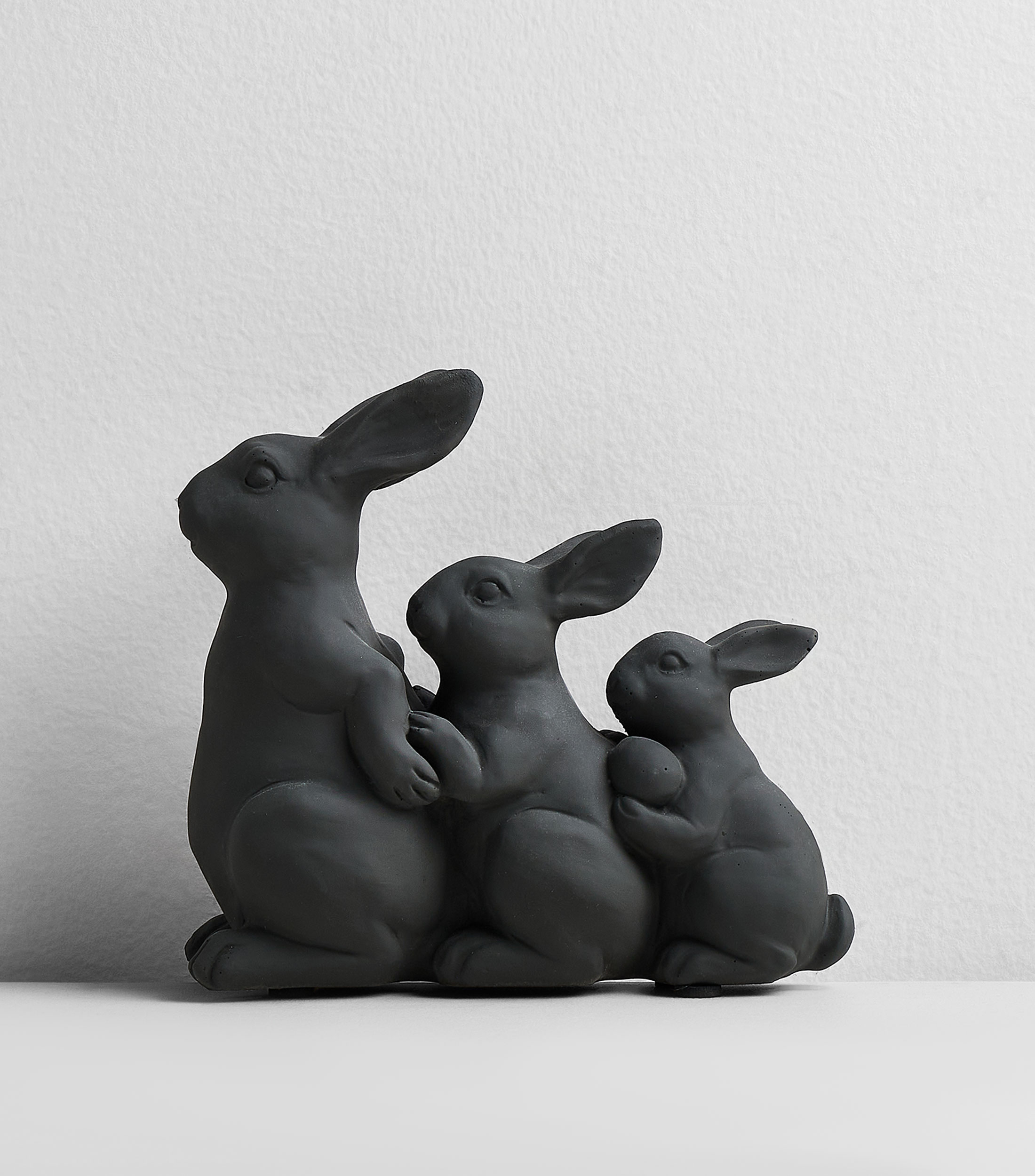 Figura decorativa Tres Conejos en resina